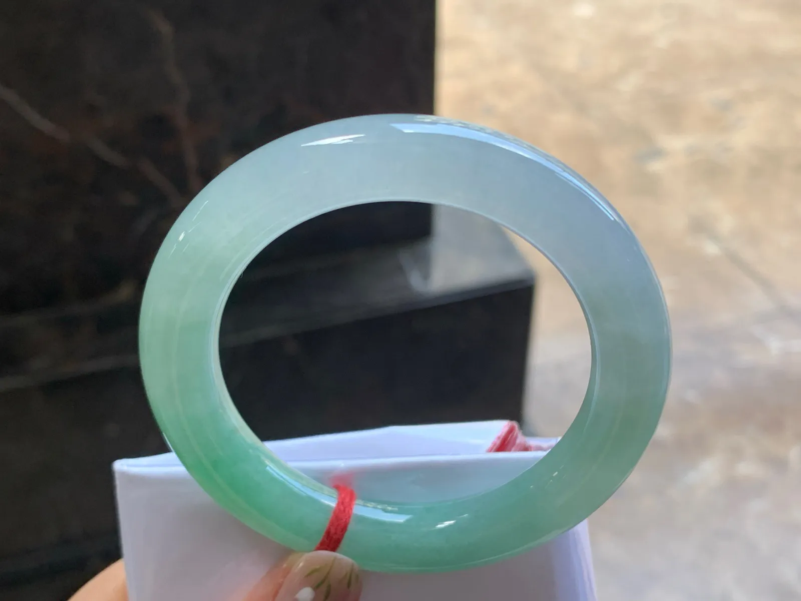 56-11.3

晴绿圆条手镯^_^色阳 玉质温润 冰透亮眼