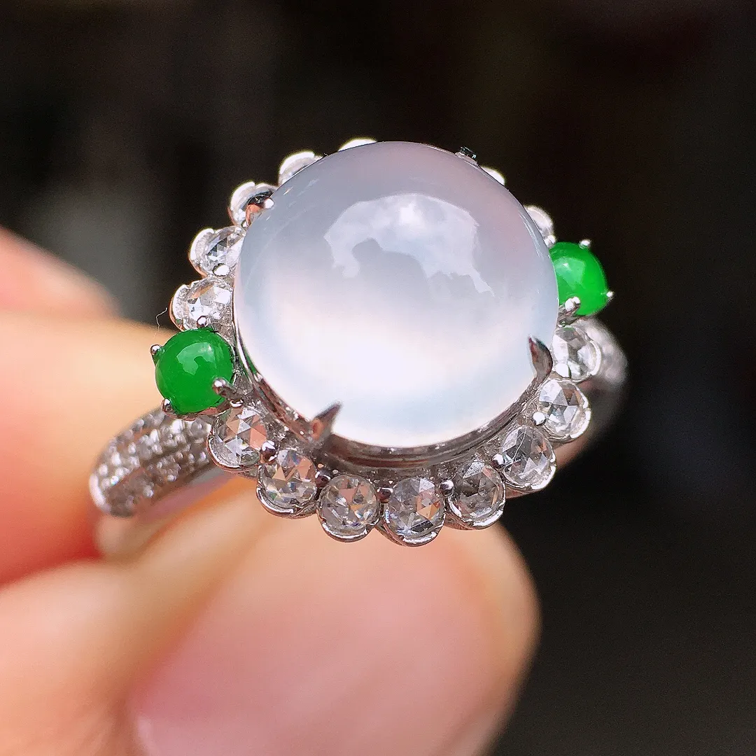 冰种蛋面戒指，玉质细腻，荧光感超
强，饱满水润，气质满满。18k
金豪华镶嵌