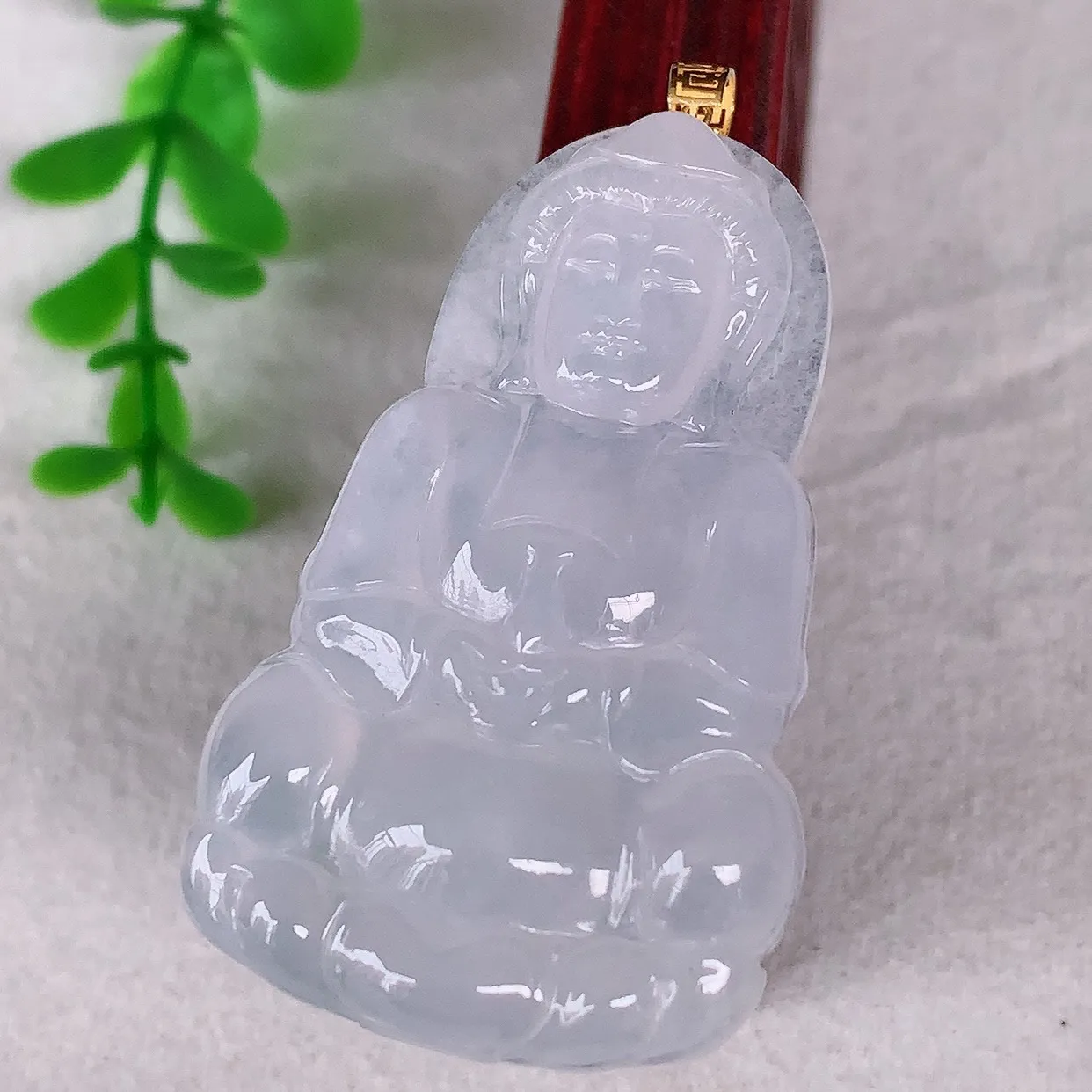 自然光实拍，18K金镶嵌冰种翡翠观音吊坠，赐福翡翠观音，翠色迷人，观音面相端庄，佩戴时尚出众！#1.6整体56*裸石49.6*30*6