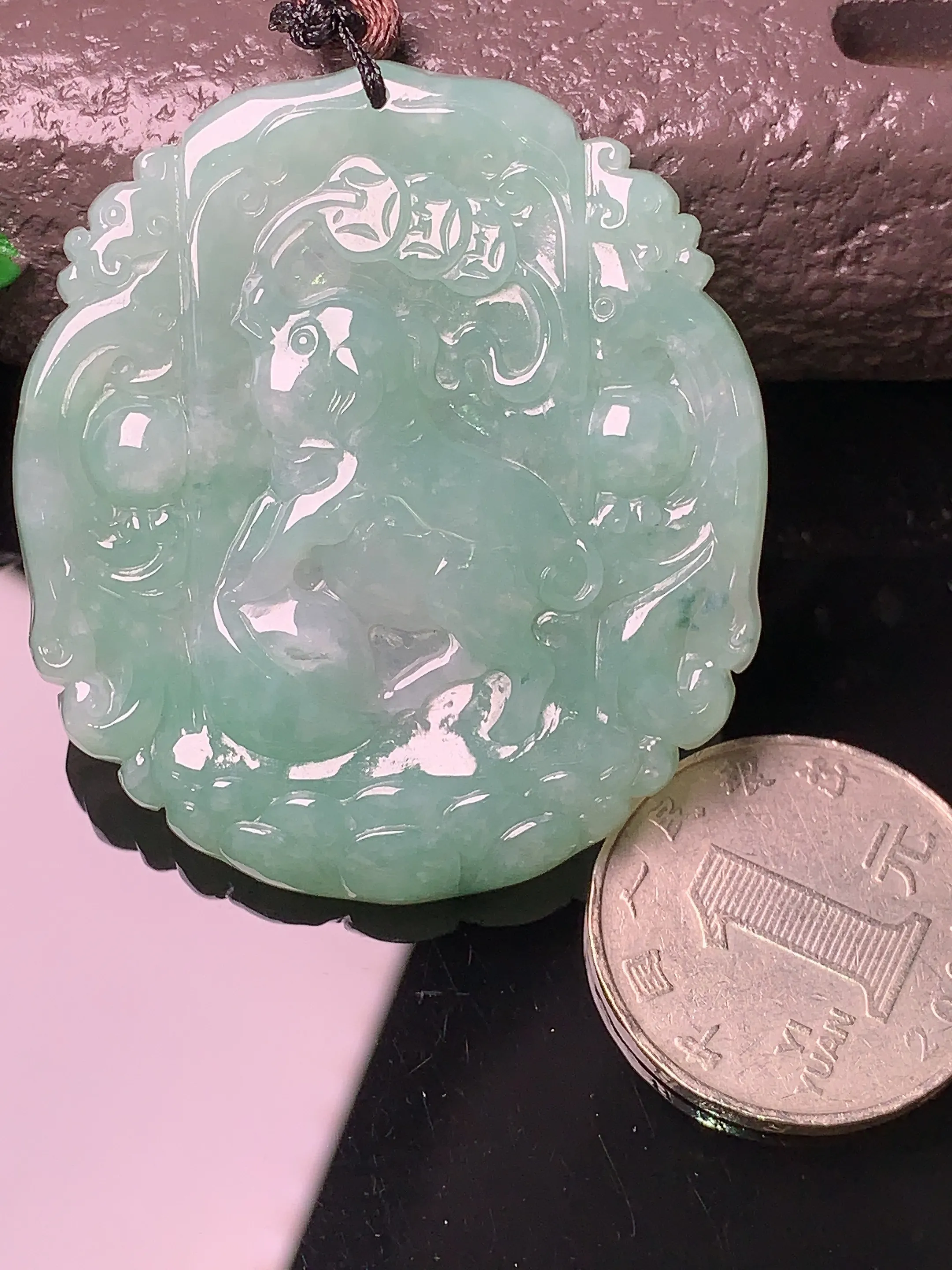 浅绿生肖猪吊坠 玉质细腻 色泽清新艳丽 整体尺寸50.2*45.3*5.3