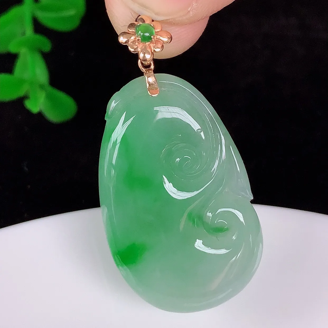 自然光实拍，18k金镶嵌冰润冰糯种飘阳绿翡翠如意吊坠，寓意顺心如意，事事如意，吉祥如意，细腻饱满，色泽鲜艳，称心如意佩戴优雅时尚！#00.6整体38.5*裸石30*19*5