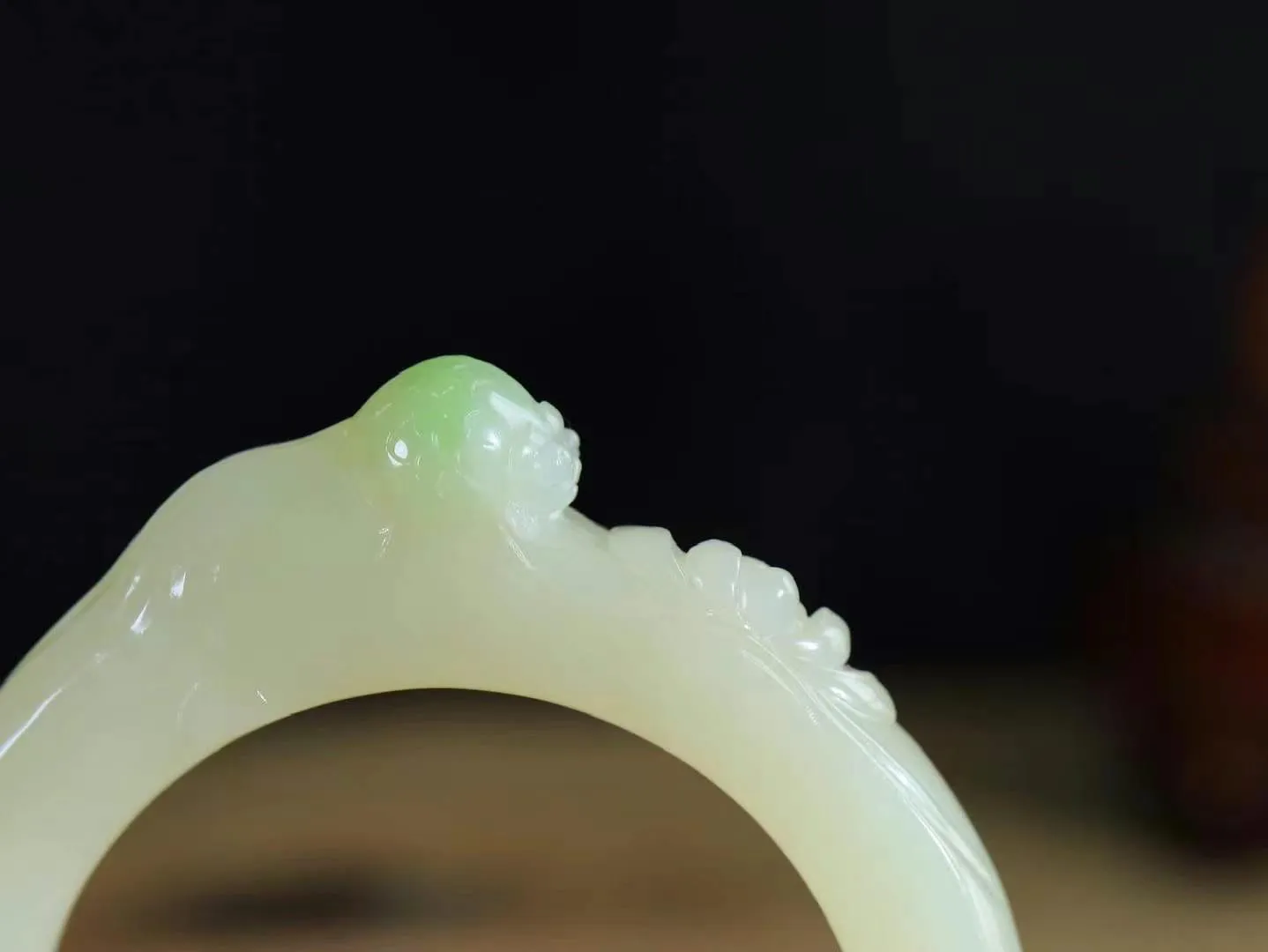 【连年有余.手镯】

精品️和田玉翠青连年有余手镯 玉质温润细腻 油性十足 精雕鱼儿，鱼鳞精致美观，祥和清灵之气，飘逸灵动之态。佩于腕间清爽迷人，寓意吉祥美好，连年有余.生活富足 重84.5克 尺寸56.5-12.8-11mm 7950752A