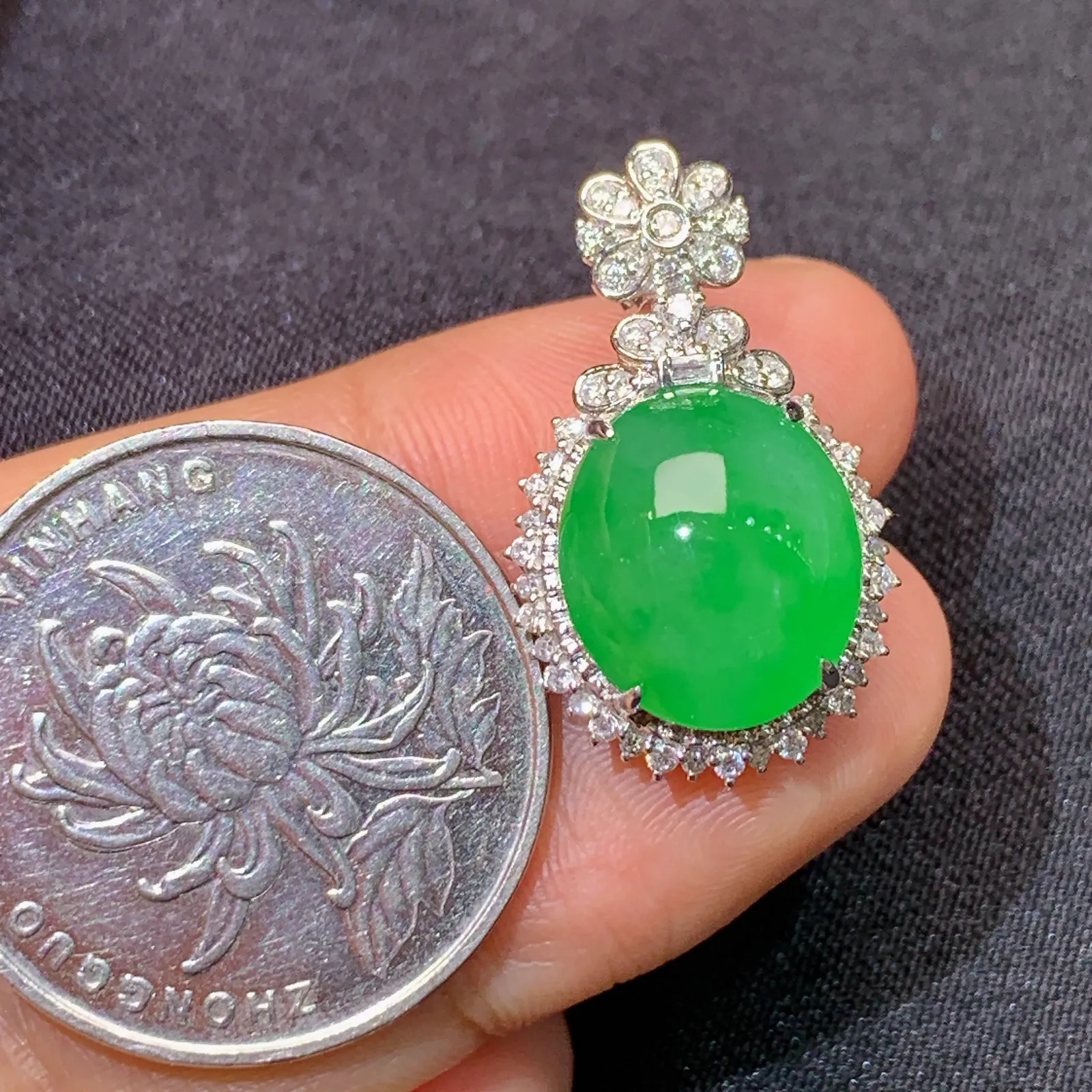 阳绿蛋面吊坠，18k金镶嵌，色泽鲜阳，冰润细腻，种水足 尺寸24.7*14.9*10