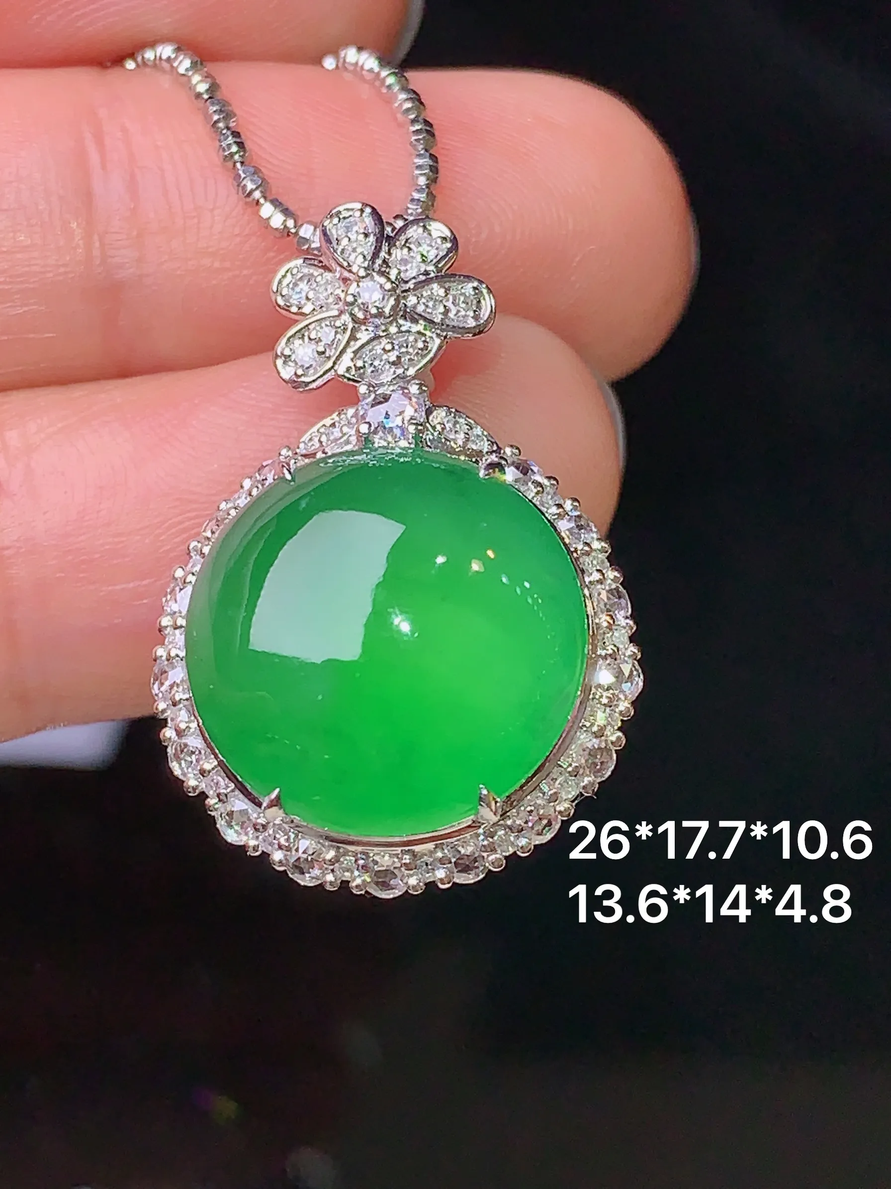 18k金钻镶嵌翠绿蛋面吊坠 玉质细腻 色泽清新艳丽 整体尺寸26*17.7*10.6