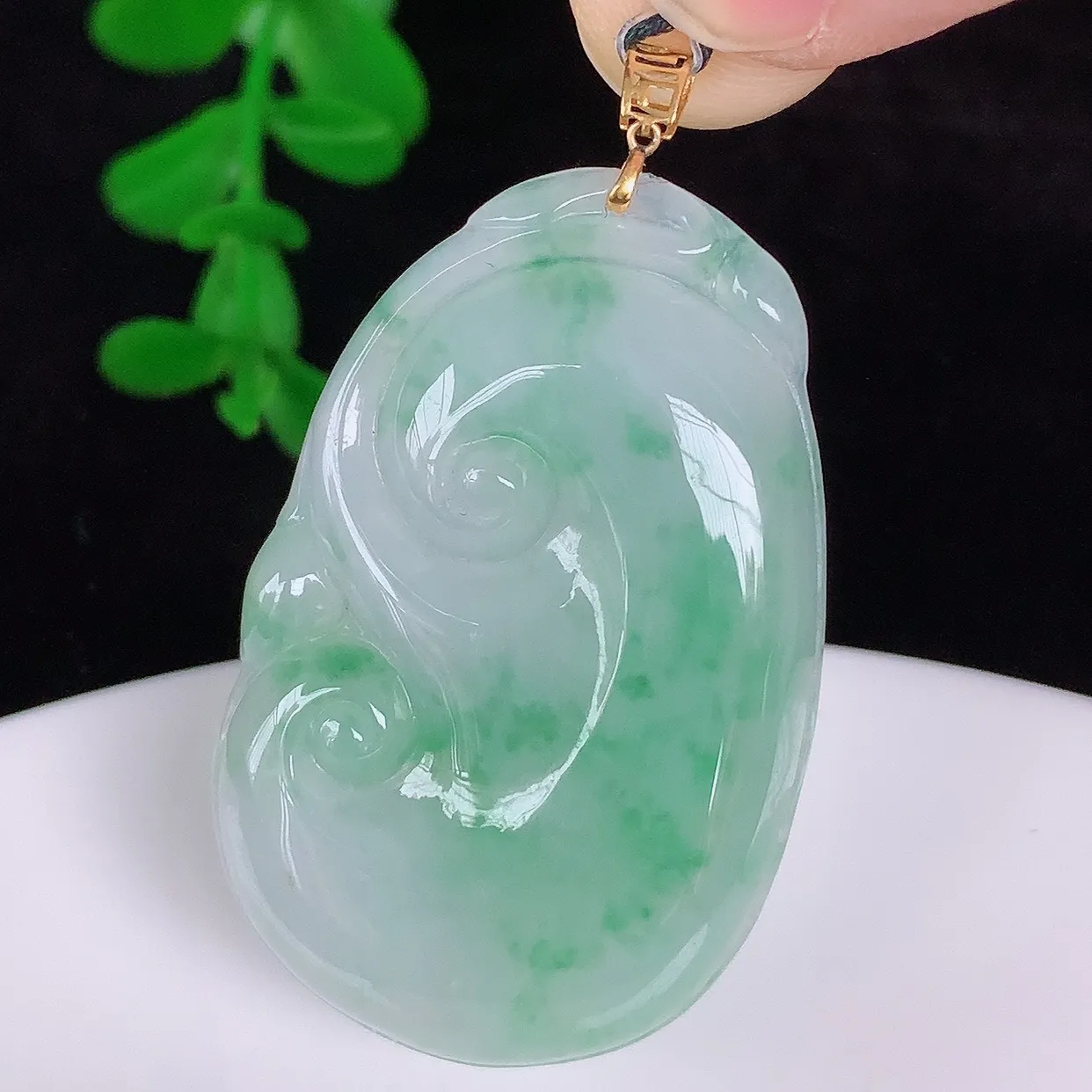 自然光实拍，18k金镶嵌冰润冰糯种飘绿花翡翠如意吊坠，寓意顺心如意，事事如意，吉祥如意，细腻饱满，色泽鲜艳，称心如意佩戴优雅时尚！#49.6整体45*裸石38.5*25*5