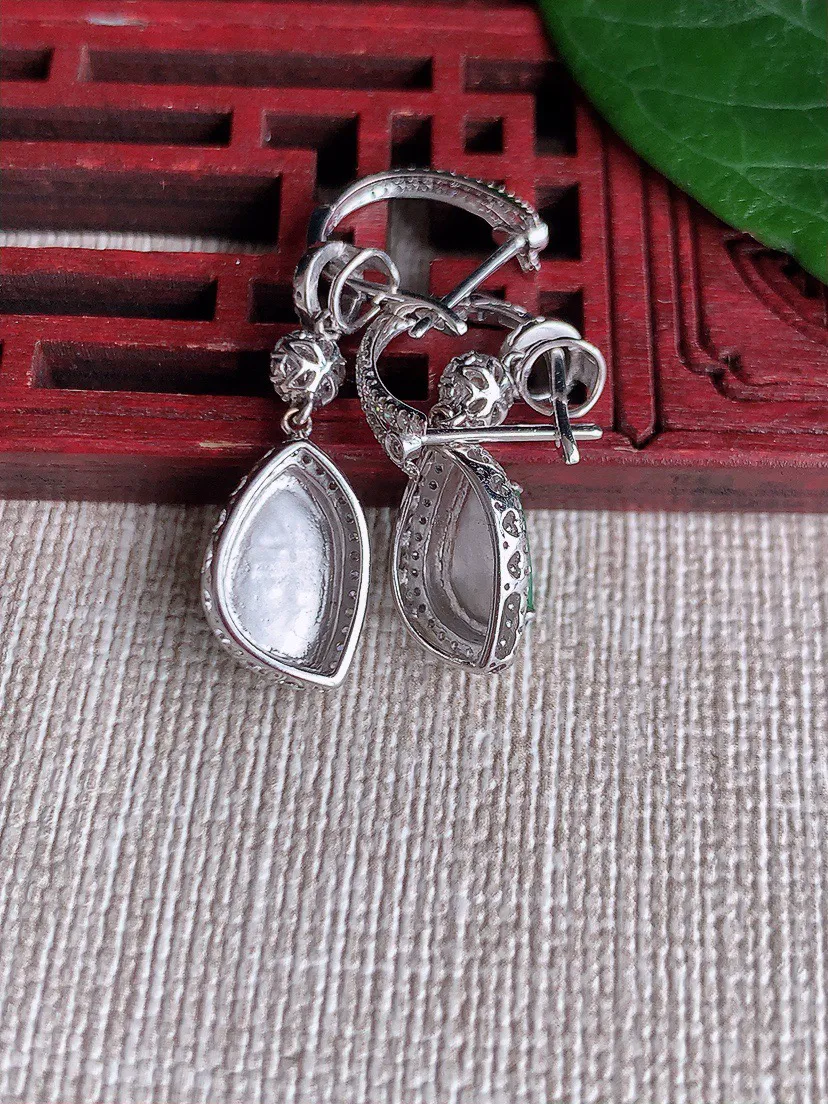 缅甸a货翡翠ddj老坑冰种18K金镶嵌阳绿随形耳坠 整体9×5×5.8mm 4.29