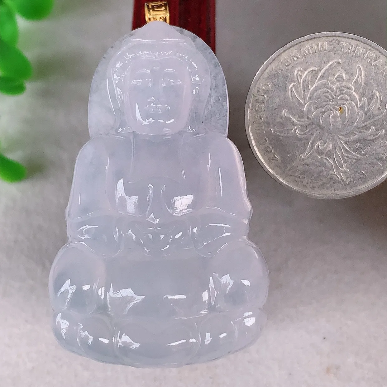 自然光实拍，18K金镶嵌冰种翡翠观音吊坠，赐福翡翠观音，翠色迷人，观音面相端庄，佩戴时尚出众！#1.6整体56*裸石49.6*30*6
