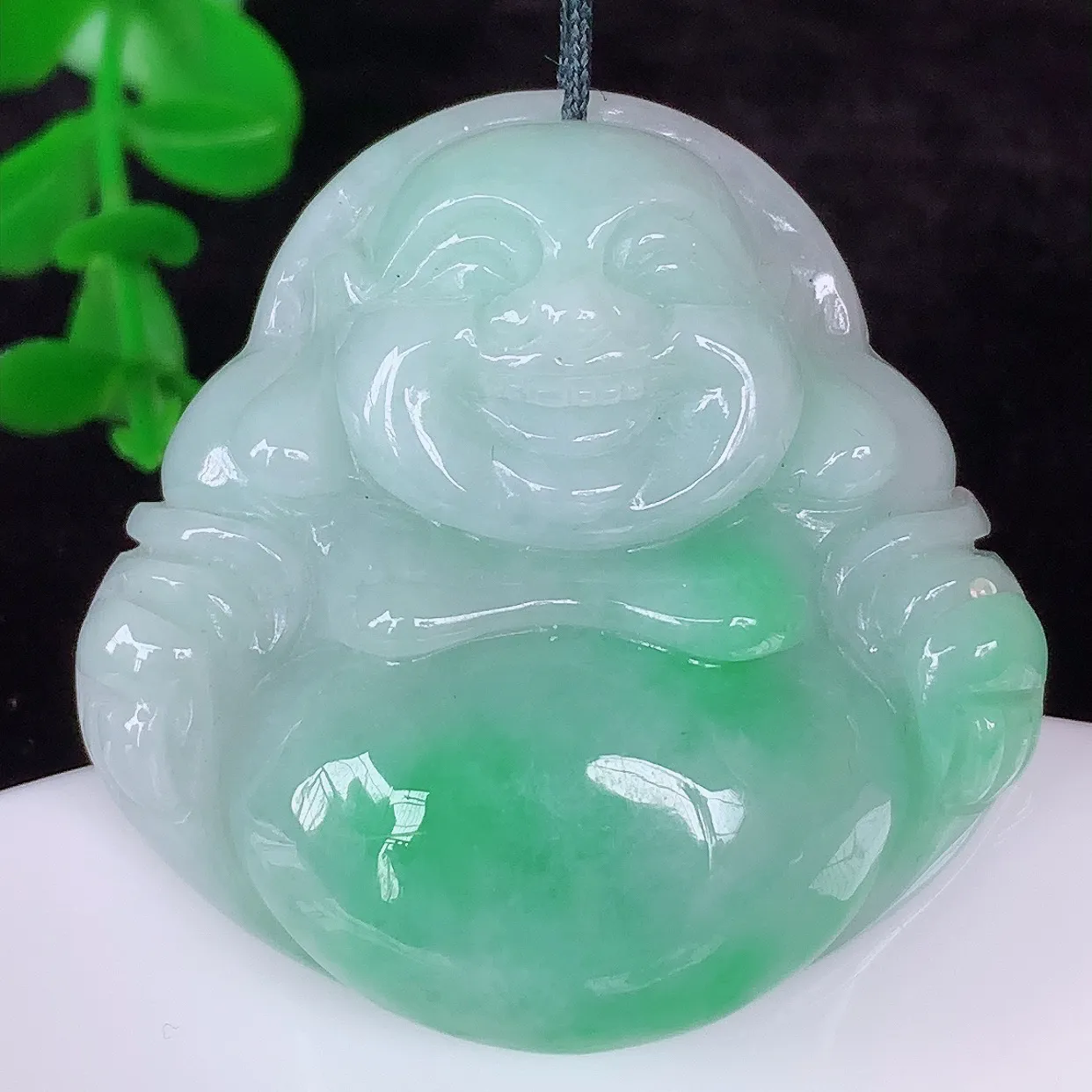 自然光实拍，大件厚装冰润冰糯种飘绿翡翠佛公吊坠，饱满， 佛公亦保平安，寓意有福（佛公）相伴，配戴优雅