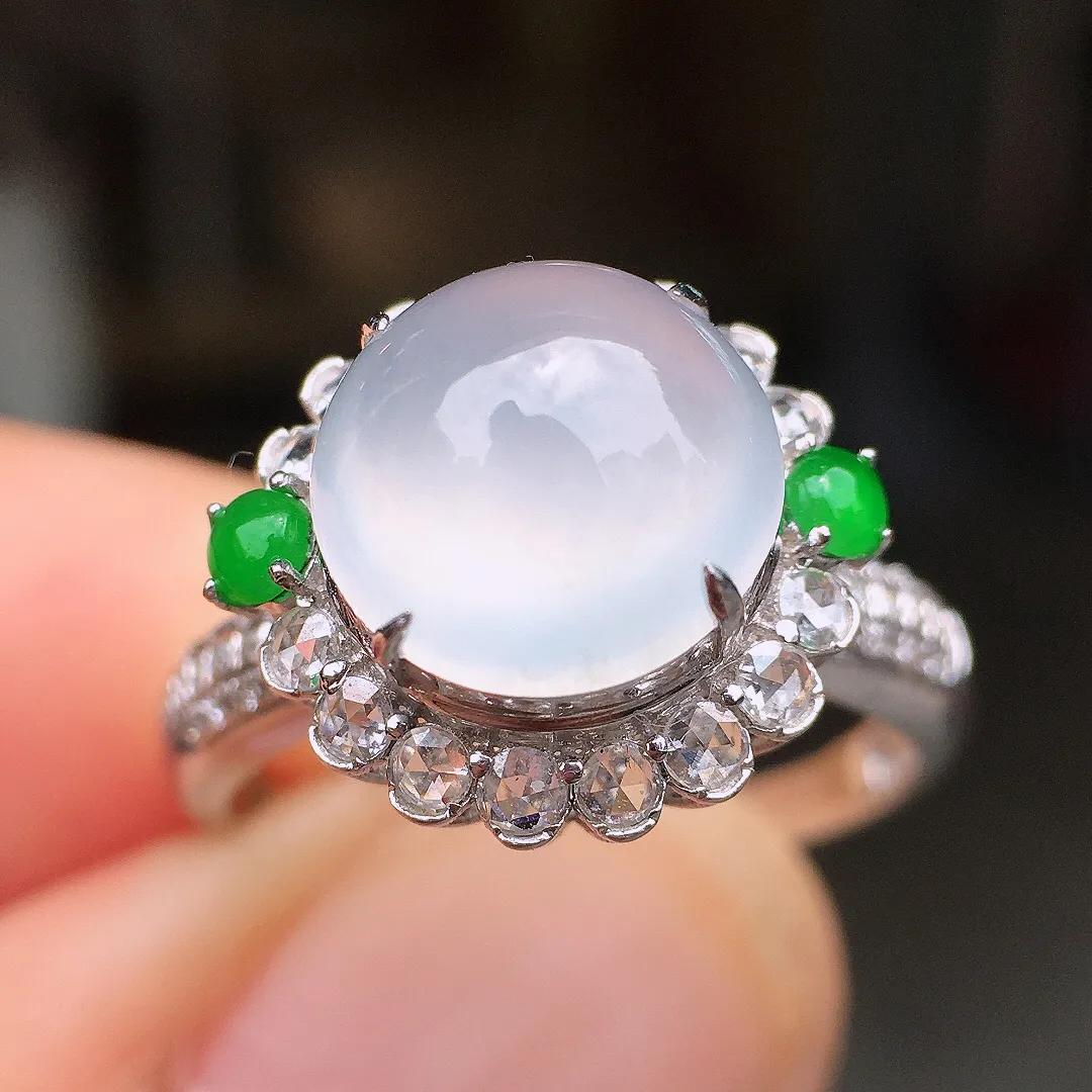 冰种蛋面戒指，玉质细腻，荧光感超
强，饱满水润，气质满满。18k
金豪华镶嵌