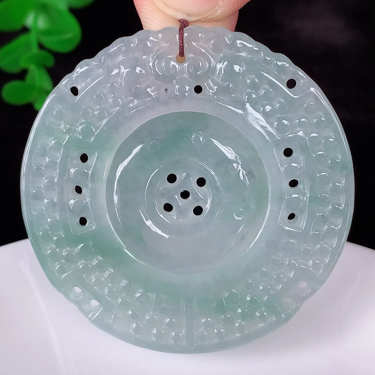 自然光实拍，冰种飘绿翡翠双龙戏珠，精雕龙腾盛世、龙牌吊坠，种水好，雕工立体精致，佩戴霸气时尚！#57.6