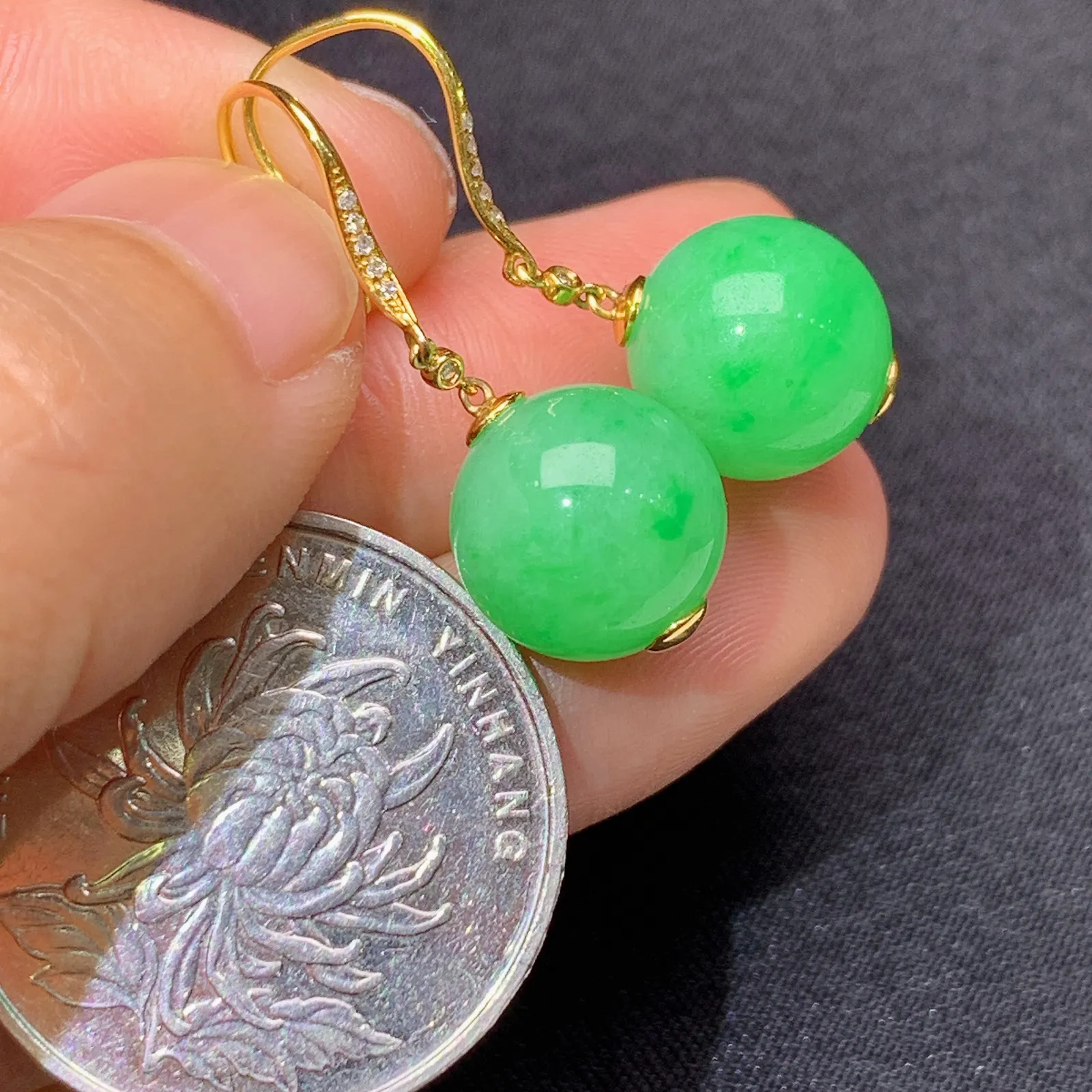 果绿圆珠耳坠，18k金镶嵌，简约时尚，冰润色甜，种水足 直径10.5
