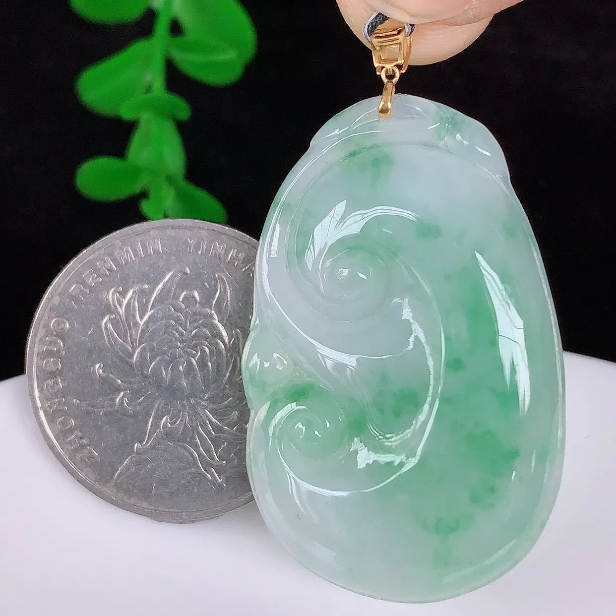 自然光实拍，18k金镶嵌冰润冰糯种飘绿花翡翠如意吊坠，寓意顺心如意，事事如意，吉祥如意，细腻饱满，色泽鲜艳，称心如意佩戴优雅时尚！#49.6整体45*裸石38.5*25*5