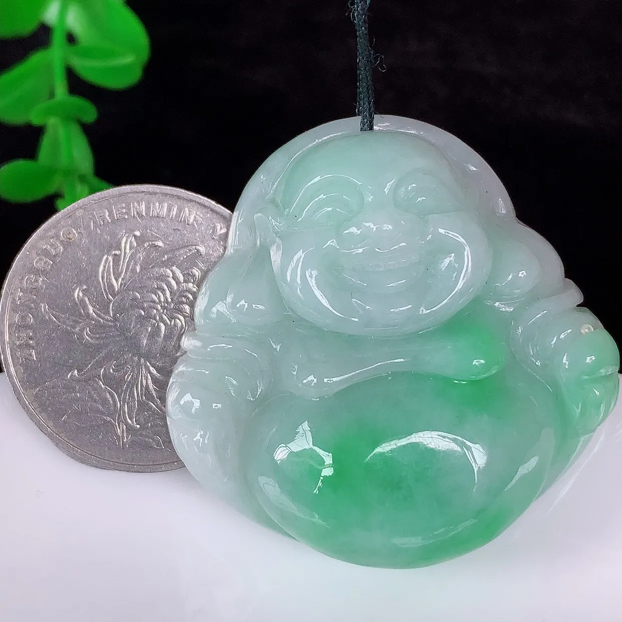 自然光实拍，大件厚装冰润冰糯种飘绿翡翠佛公吊坠，饱满， 佛公亦保平安，寓意有福（佛公）相伴，配戴优雅迷人！#57.6