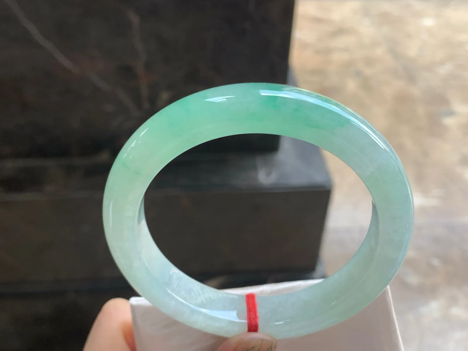 61-12.8-10.5

冰飘绿手镯^_^大圈 色阳 水润亮眼