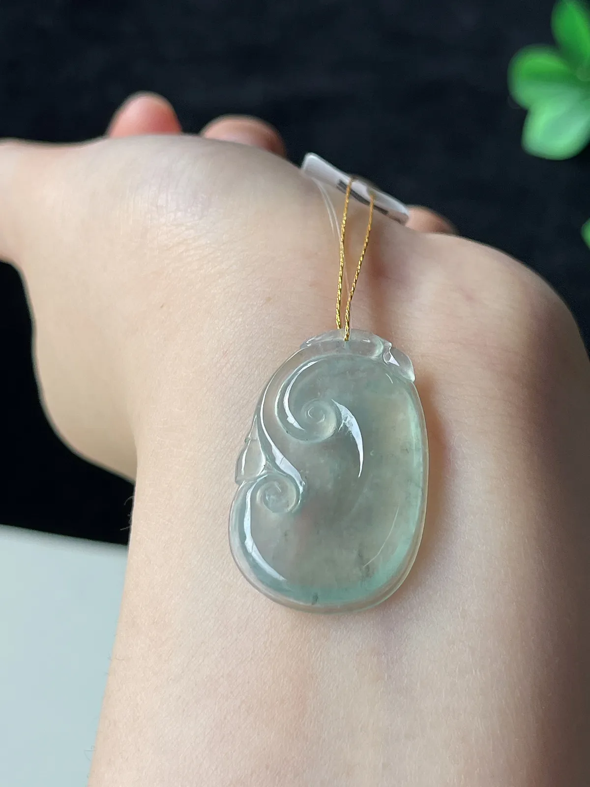 翡翠冰糯种白色如意