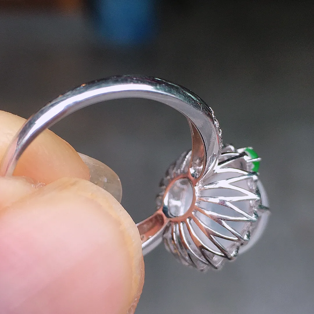 冰种蛋面戒指，玉质细腻，荧光感超
强，饱满水润，气质满满。18k
金豪华镶嵌