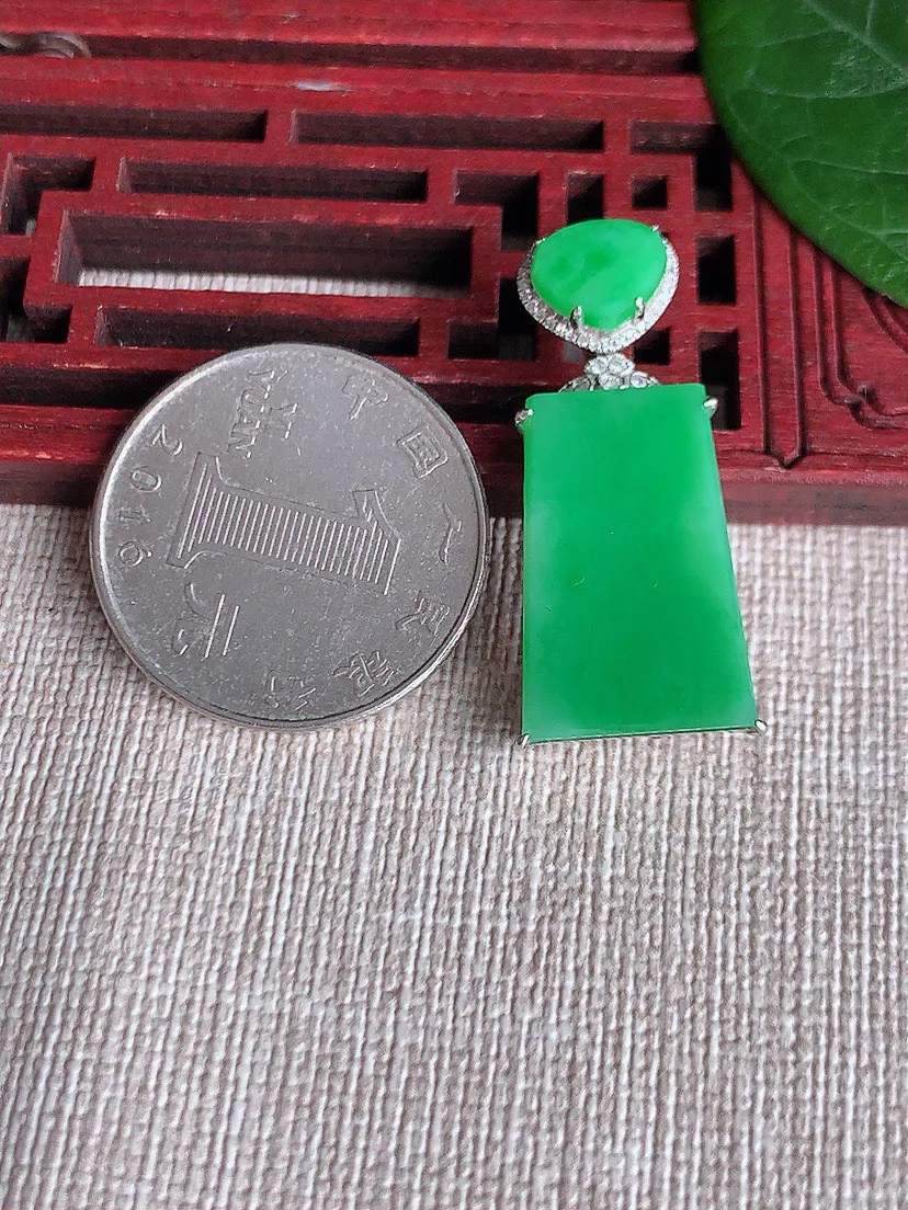 缅甸a货翡翠ddj老坑冰种18K金镶嵌甜绿无事牌吊坠 整体32.4×20.5×13×6.5mm 6.13