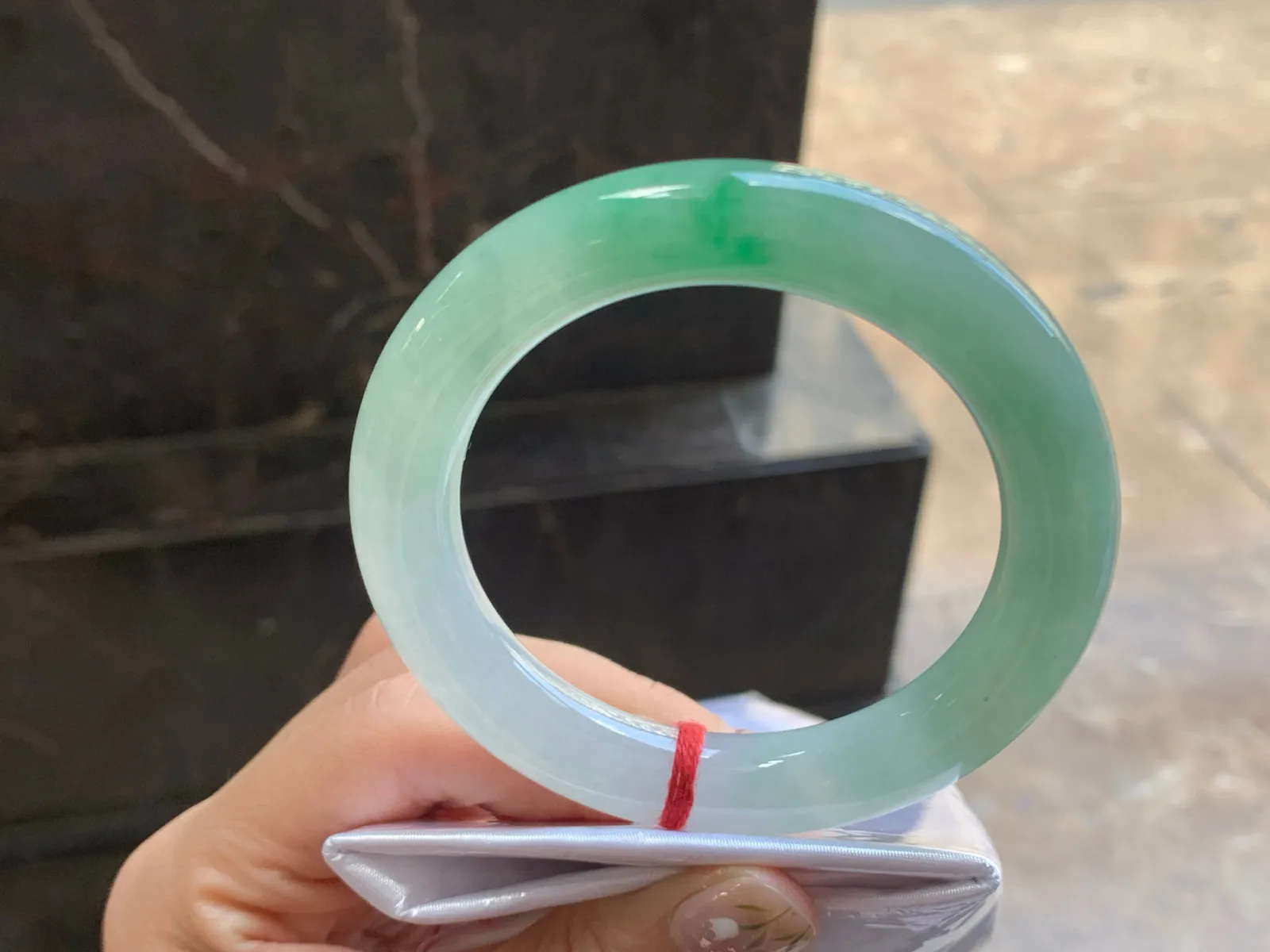 56-11.3

晴绿圆条手镯^_^色阳 玉质温润 冰透亮眼