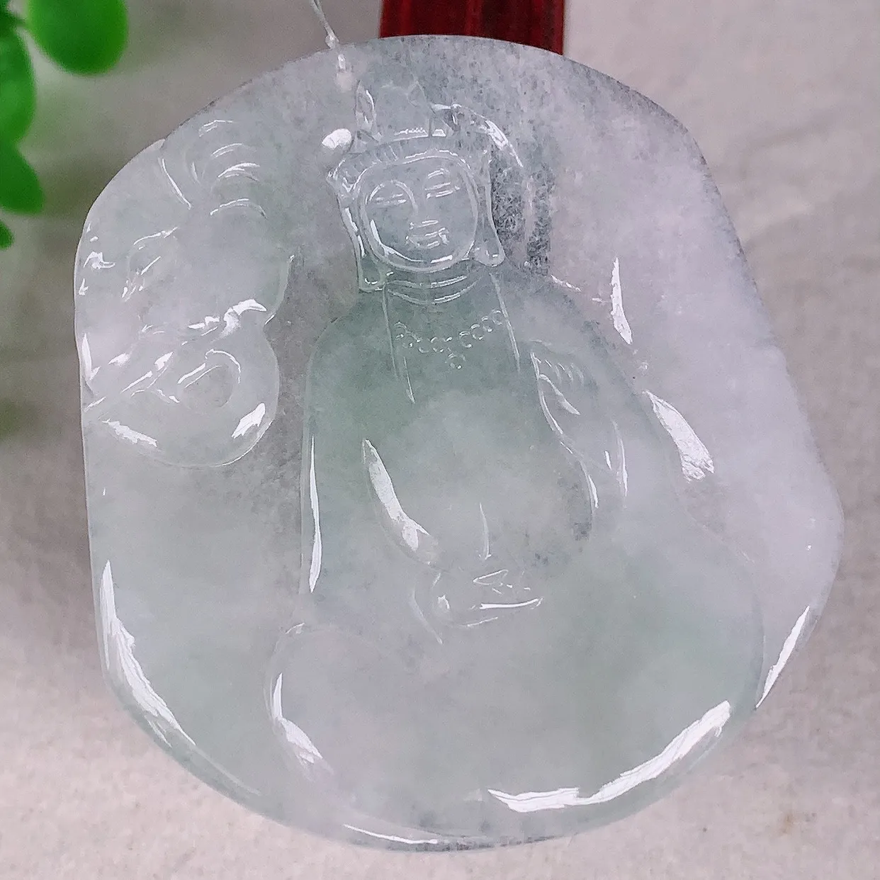 自然光实拍，冰种飘绿翡翠普贤菩萨观音吊坠，赐福翡翠观音，翠色迷人，观音面相端庄，佩戴时尚出众！#49.6