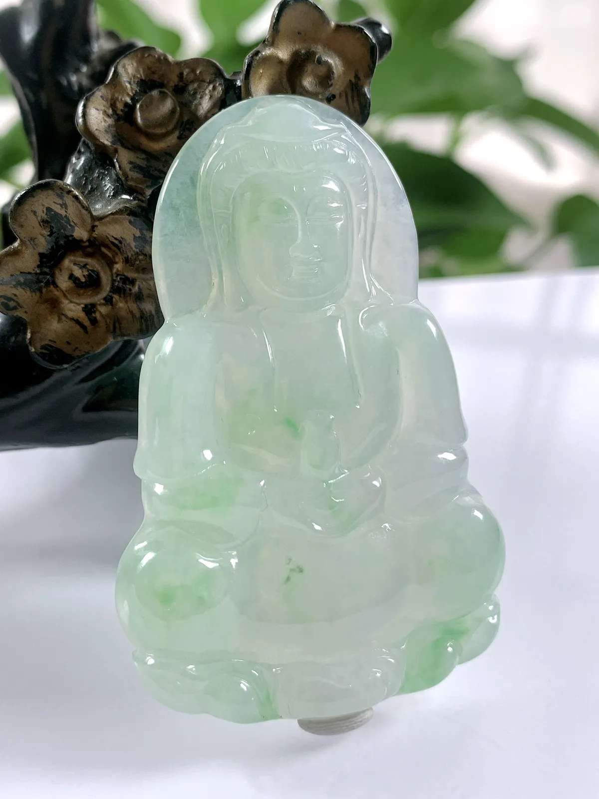 缅甸天然翡翠A货，冰种起胶飘绿正装观音吊坠挂件，尺寸：58/37.8/6.2mm重量：22.15g。