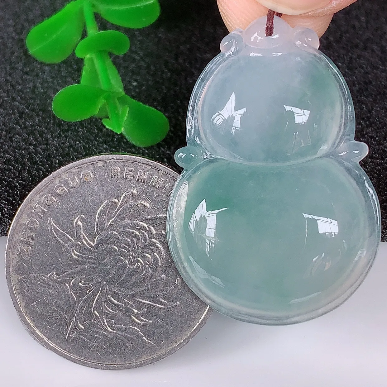 自然光实拍，冰润冰种飘花翡翠葫芦吊坠，葫芦寓意福禄双全，财源滚滚，饱满，清新脱俗，佩戴效果优雅迷人！#57.6