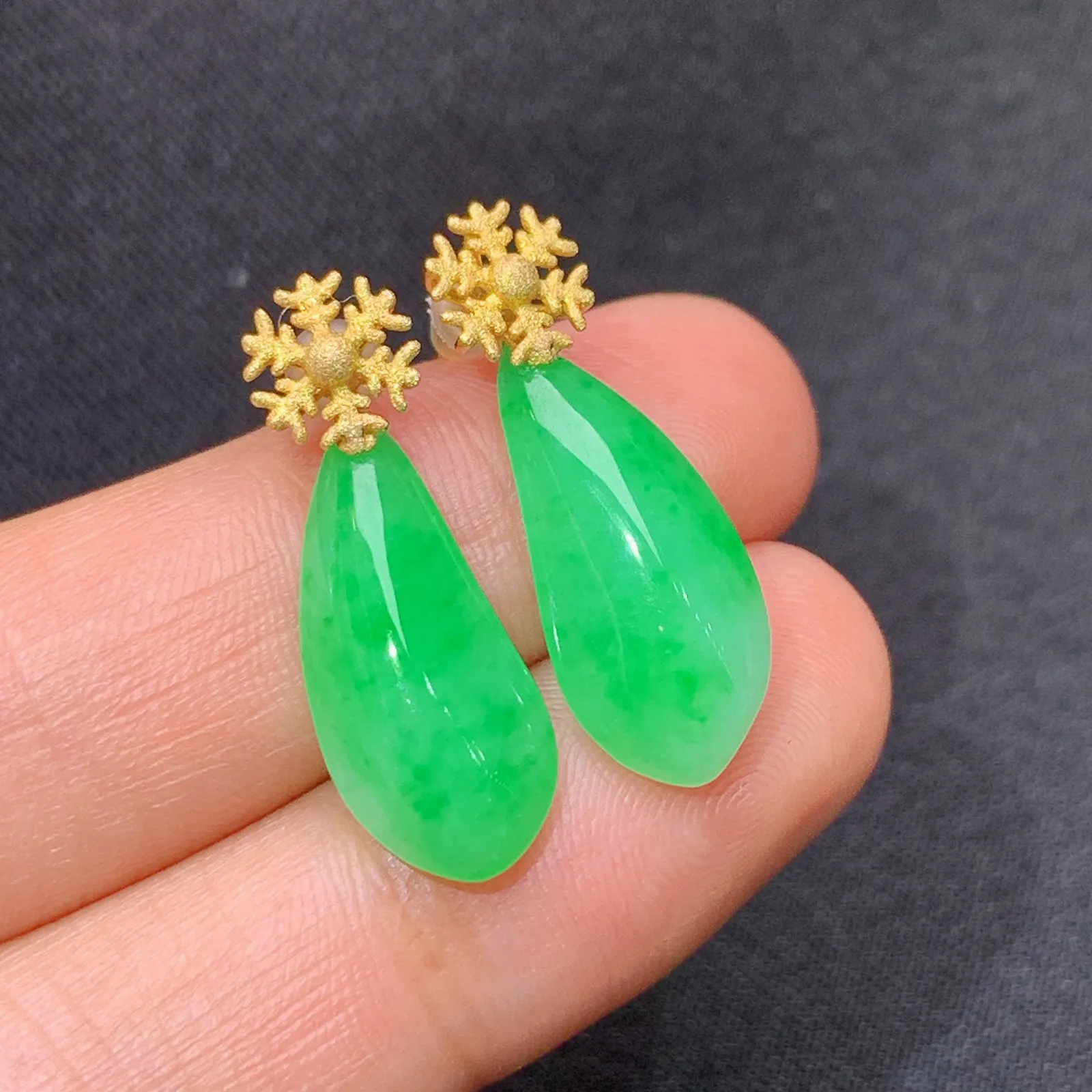 果绿福瓜耳坠，18k金镶嵌，简约时尚，冰润色阳，种水足 尺寸17.2*8*4.6