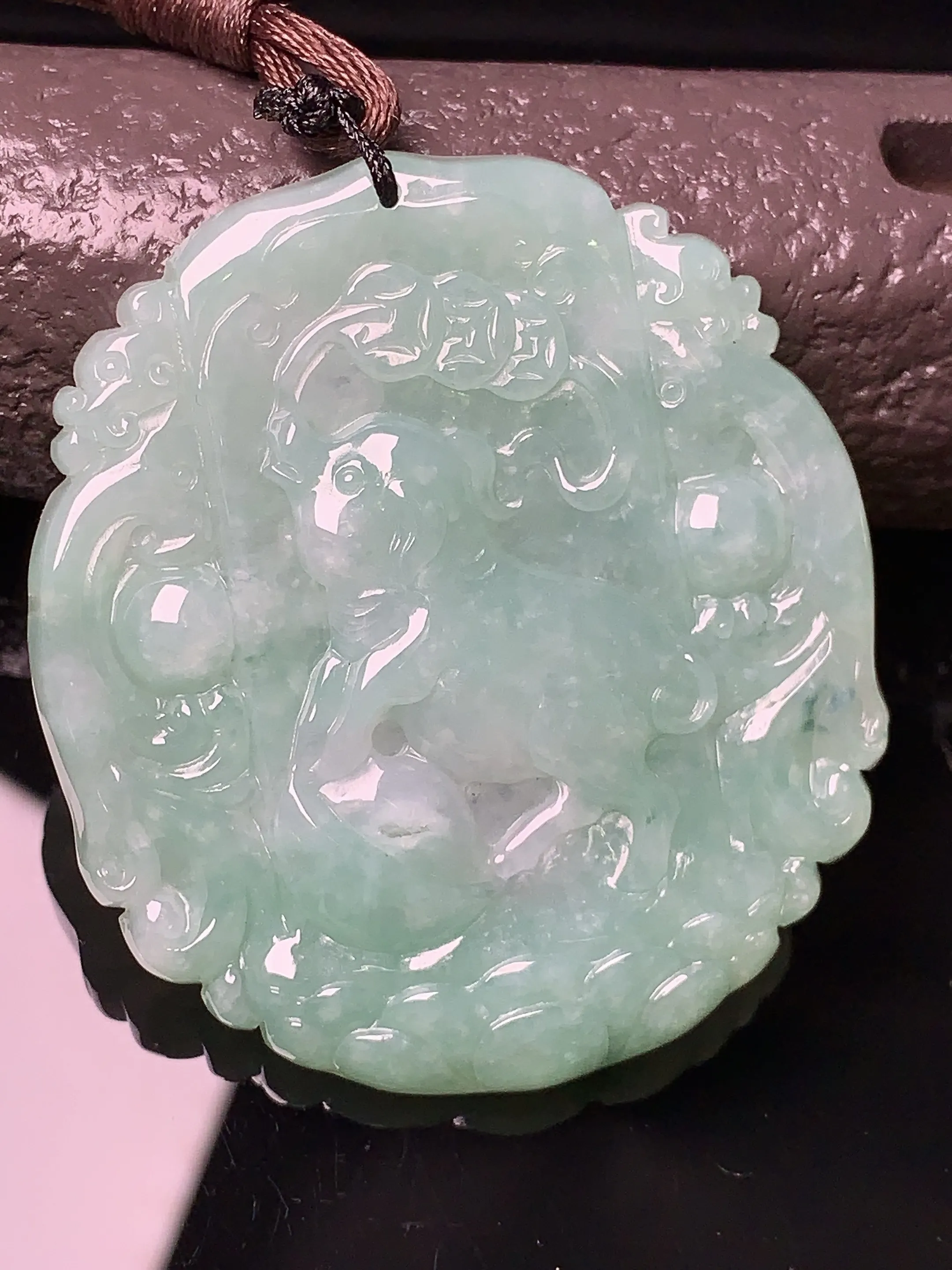 浅绿生肖猪吊坠 玉质细腻 色泽清新艳丽 整体尺寸50.2*45.3*5.3