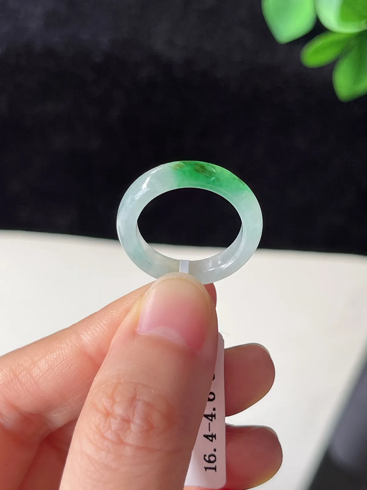 翡翠冰糯飘绿戒指