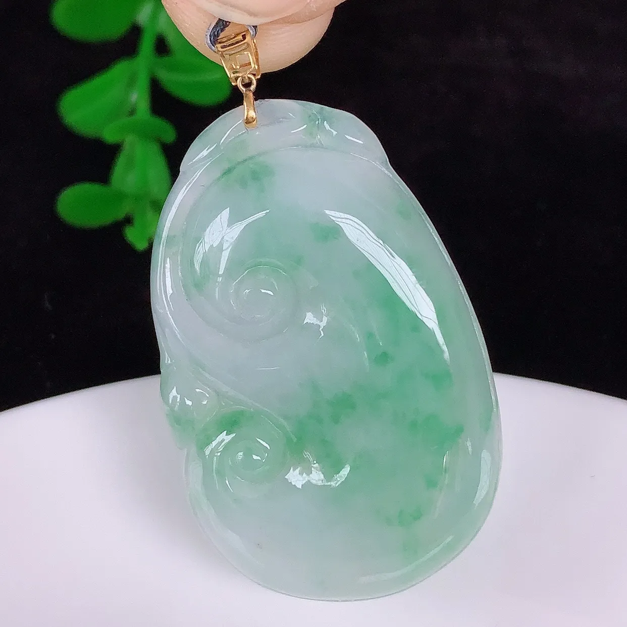 自然光实拍，18k金镶嵌冰润冰糯种飘绿花翡翠如意吊坠，寓意顺心如意，事事如意，吉祥如意，细腻饱满，色泽鲜艳，称心如意佩戴优雅时尚！#49.6整体45*裸石38.5*25*5