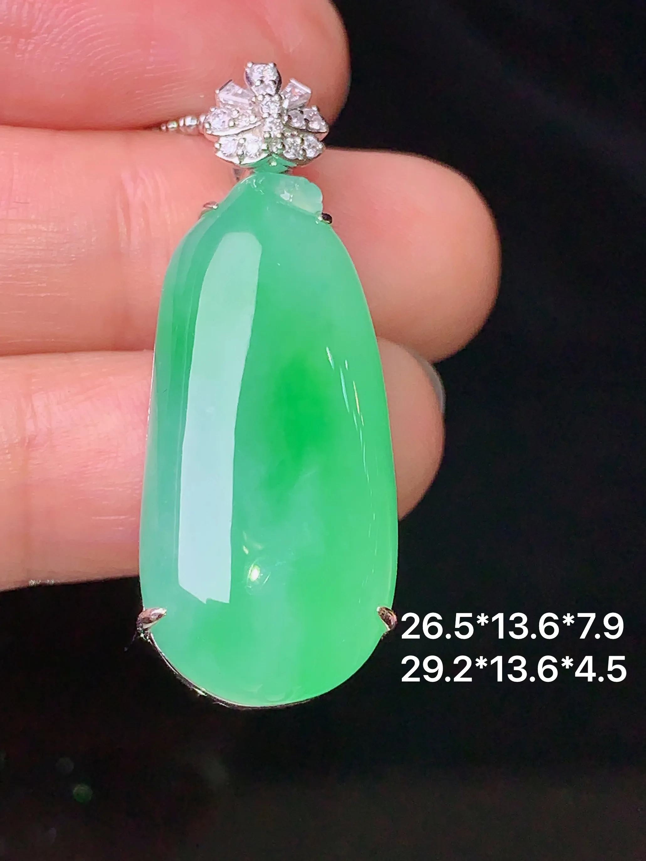 18k金钻镶嵌翠绿福瓜吊坠 玉质细腻 色泽清新艳丽 整体尺寸26.5*13.6*7.9