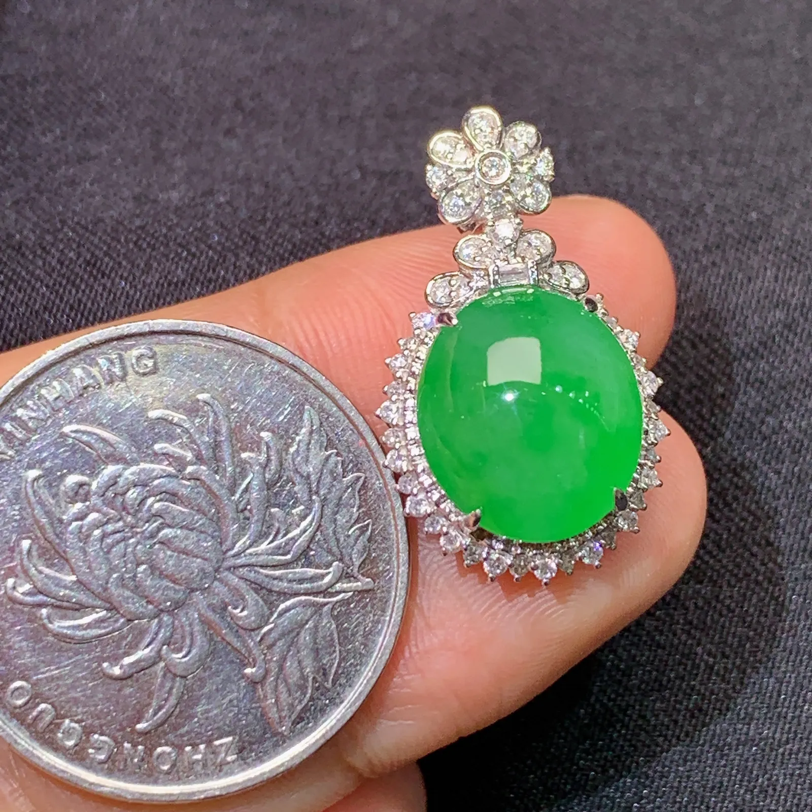 阳绿蛋面吊坠，18k金镶嵌，色泽鲜阳，冰润细腻，种水足 尺寸24.7*14.9*10