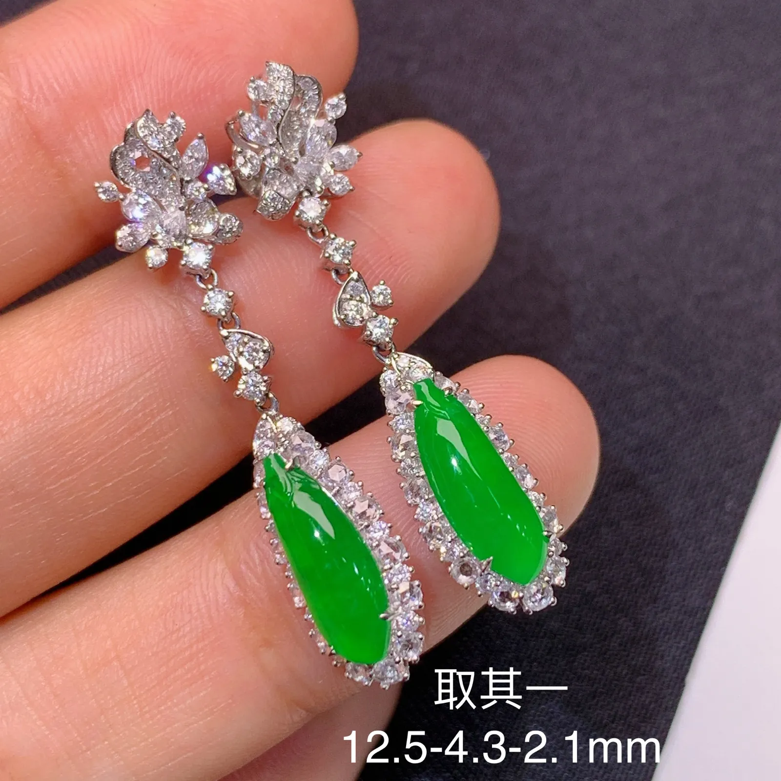 冰种阳绿福瓜耳坠，18k金镶嵌，简约时尚，冰润色阳，种水足 尺寸12.5*4.3*2.1