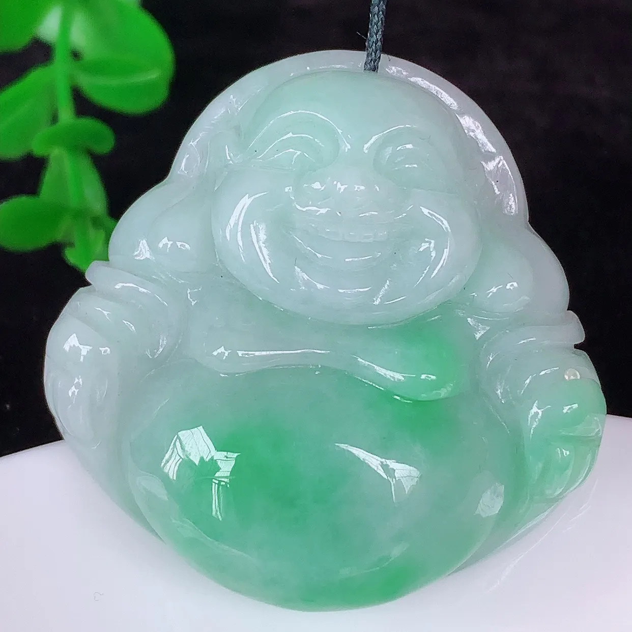 自然光实拍，大件厚装冰润冰糯种飘绿翡翠佛公吊坠，饱满， 佛公亦保平安，寓意有福（佛公）相伴，配戴优雅迷人！#57.6