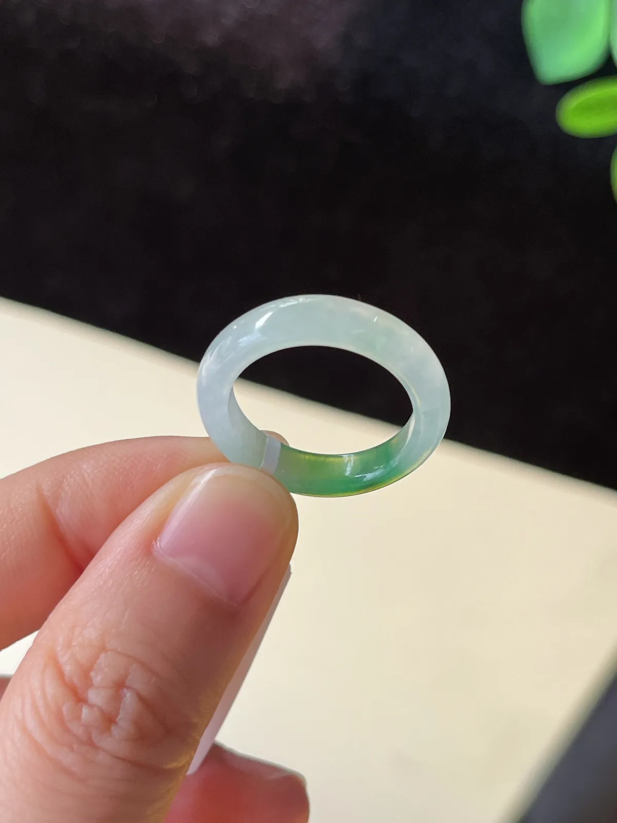 翡翠冰糯飘绿戒指