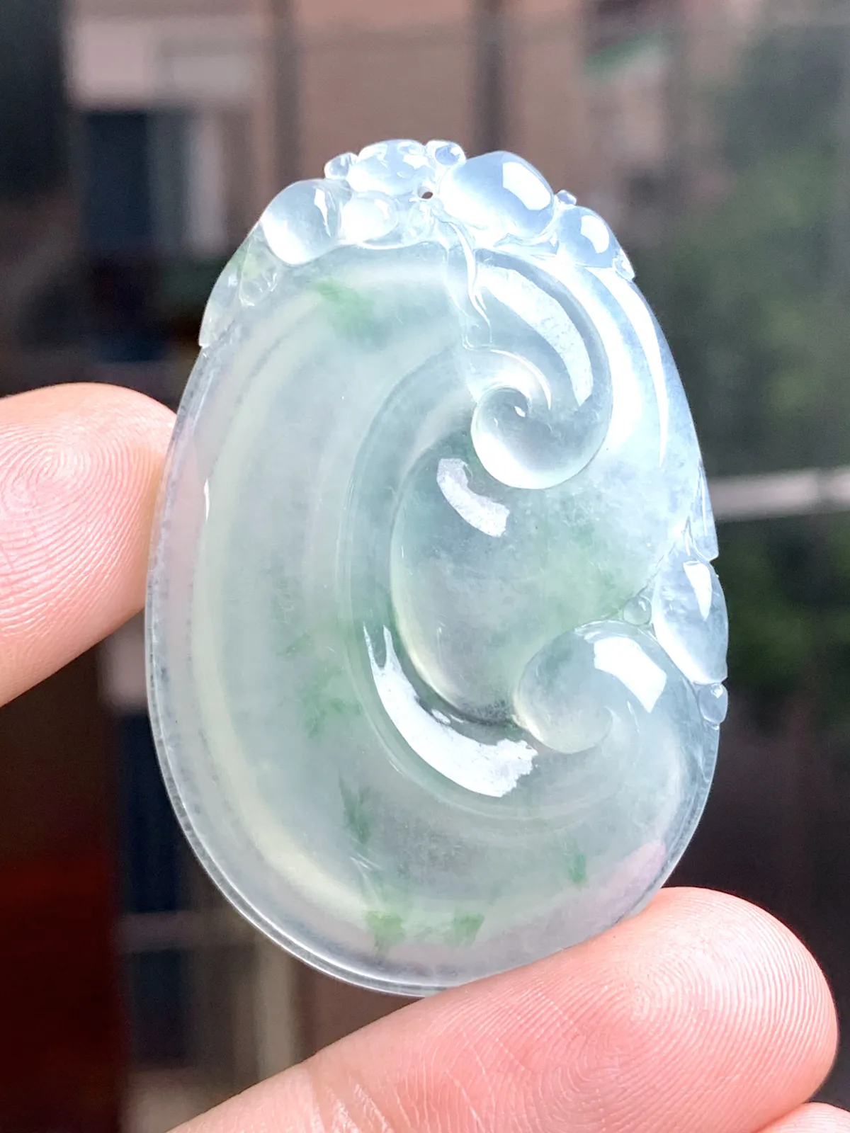 缅甸天然翡翠A货，大件冰种果冻起胶飘花如意吊坠挂件，尺寸：51/35/6.2mm,重量：19.46g