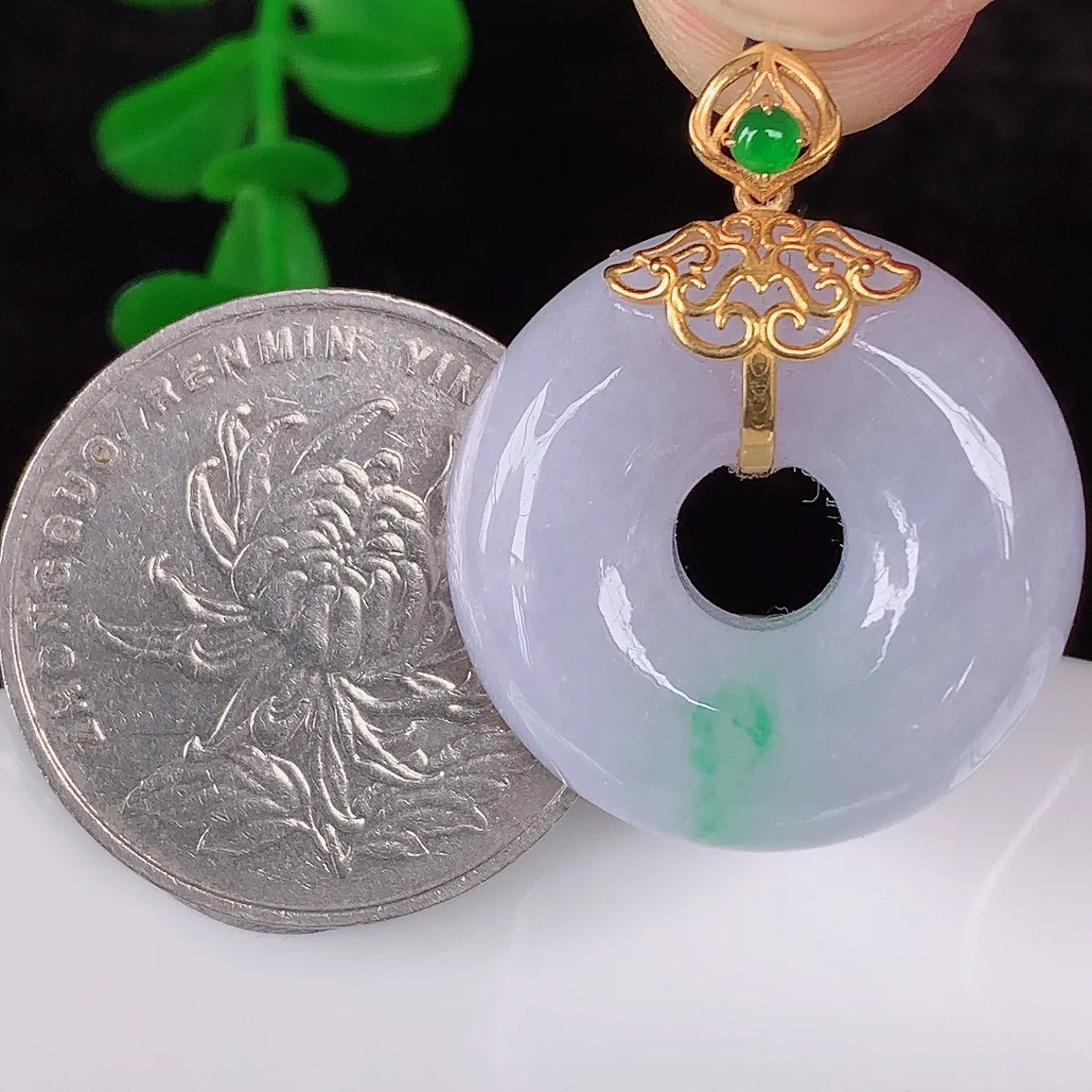自然光实拍，18K金镶嵌水润冰糯种紫底飘花翡翠平安扣吊坠，翡翠平安扣，冰润光泽，寓意平平安安，平安扣佩戴时尚漂亮！#72.6整体29.5*23.5*9.8裸石23.5*23.5