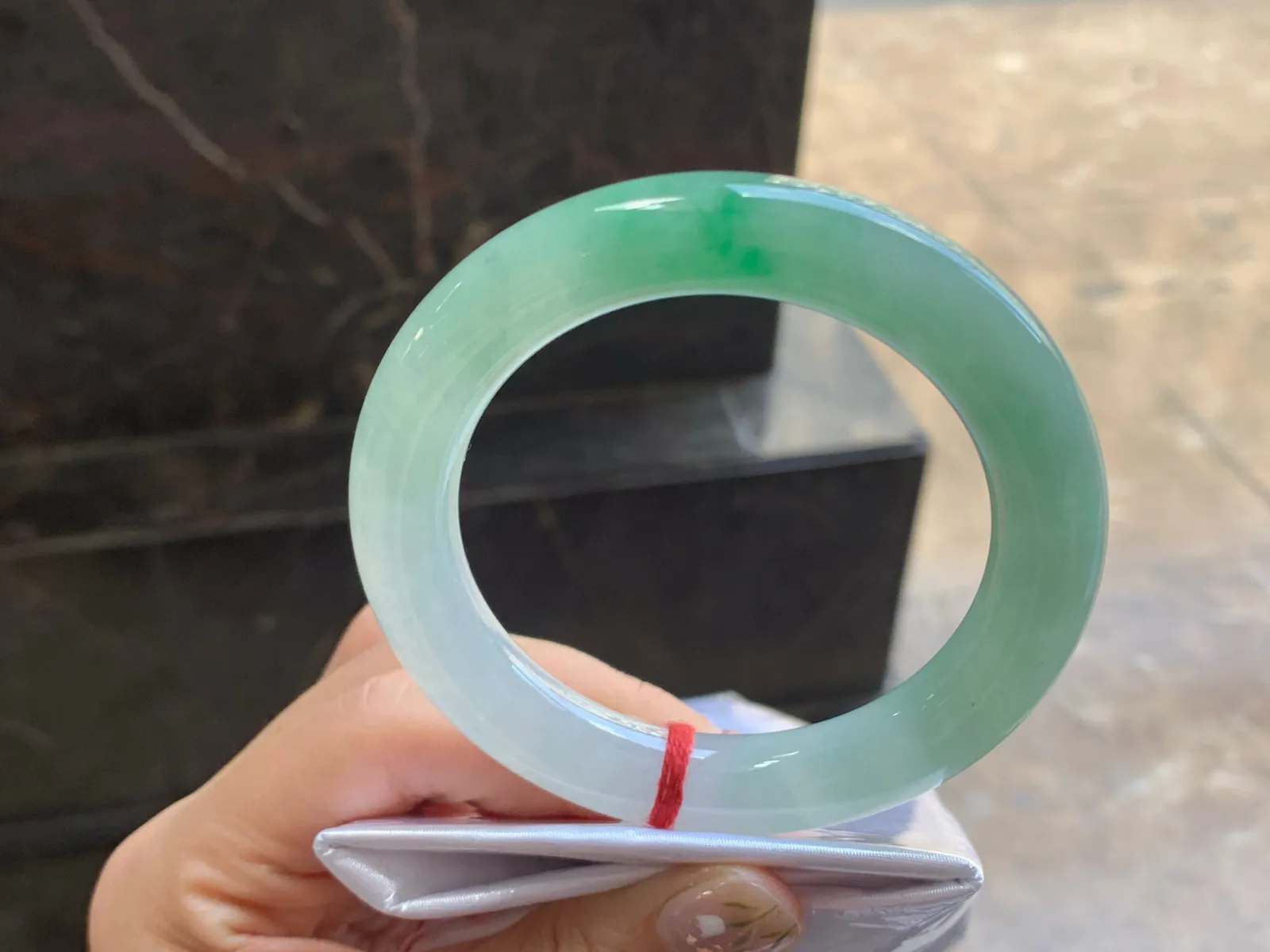 56-11.3

晴绿圆条手镯^_^色阳 玉质温润 冰透亮眼