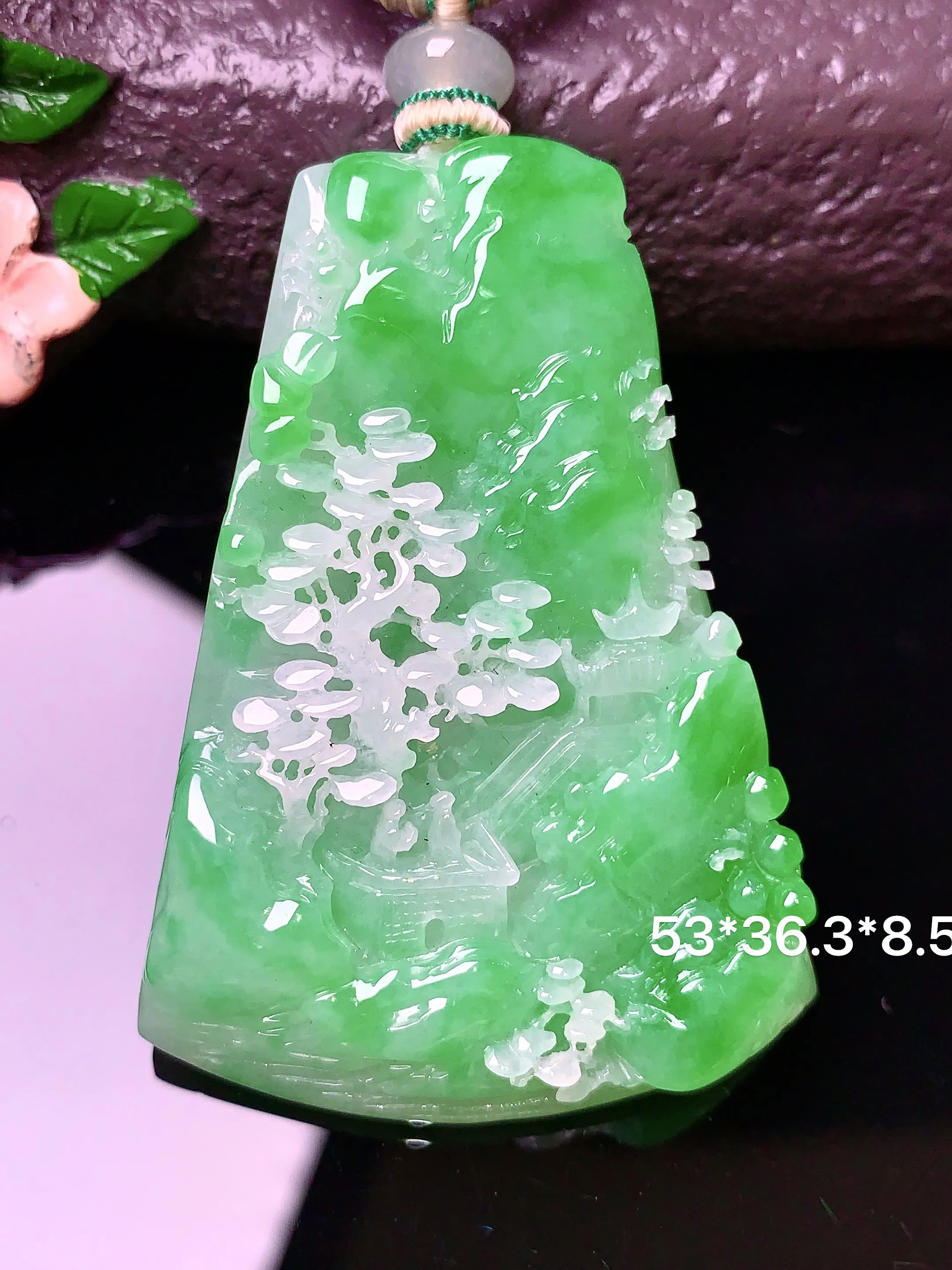 翠绿山水牌吊坠 玉质细腻 色泽清新艳丽 整体尺寸53*36.3*8.5
