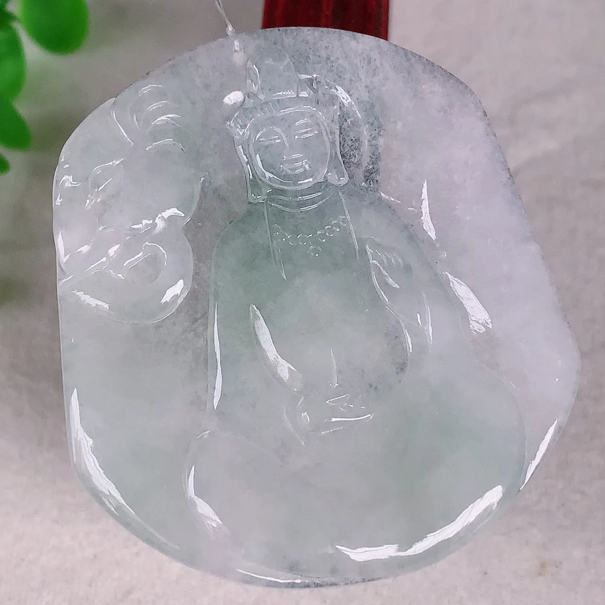 自然光实拍，冰种飘绿翡翠普贤菩萨观音吊坠，赐福翡翠观音，翠色迷人，观音面相端庄，佩戴时尚出众！#49.6