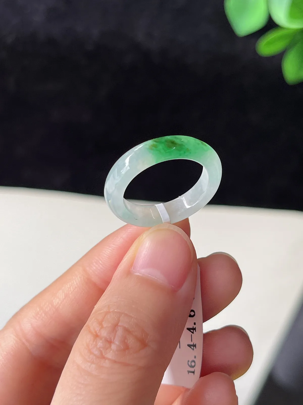 翡翠冰糯飘绿戒指