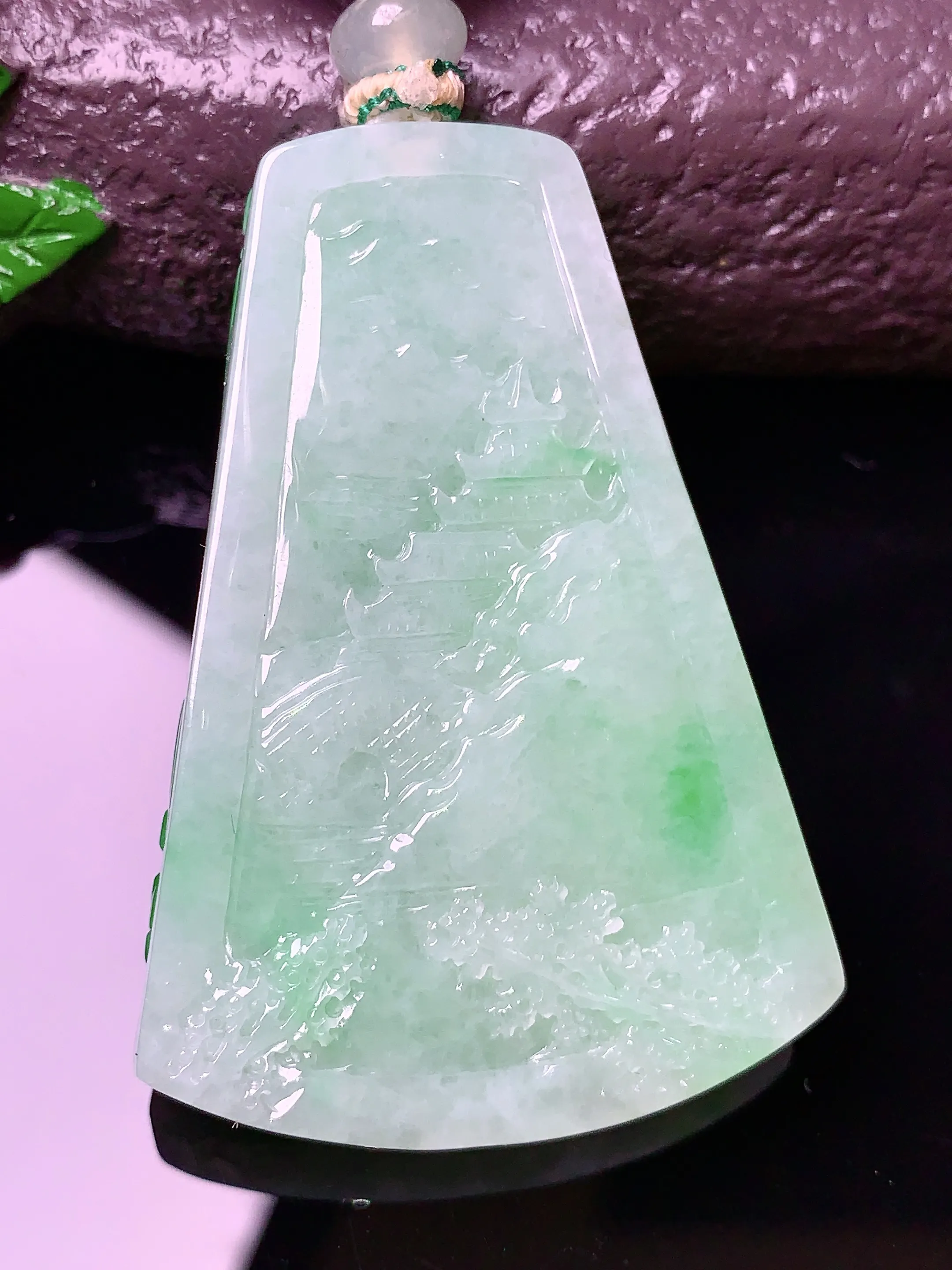 翠绿山水牌吊坠 玉质细腻 色泽清新艳丽 整体尺寸53*36.3*8.5