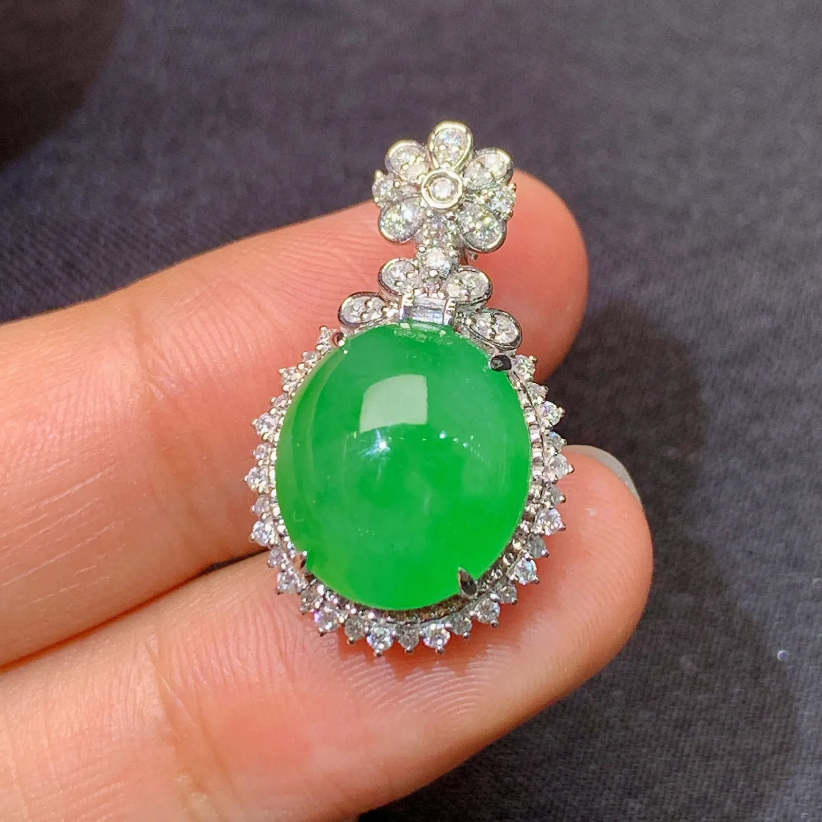 阳绿蛋面吊坠，18k金镶嵌，色泽鲜阳，冰润细腻，种水足 尺寸24.7*14.9*10