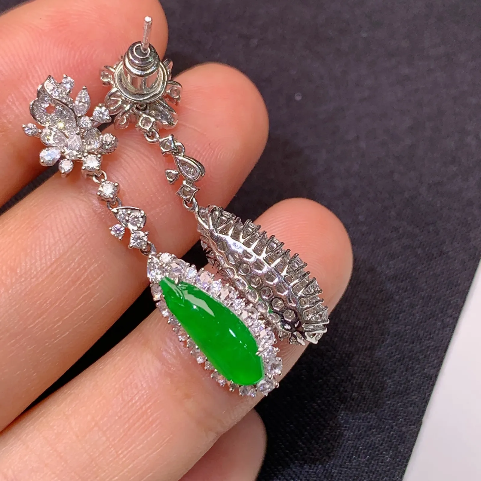 冰种阳绿福瓜耳坠，18k金镶嵌，简约时尚，冰润色阳，种水足 尺寸12.5*4.3*2.1