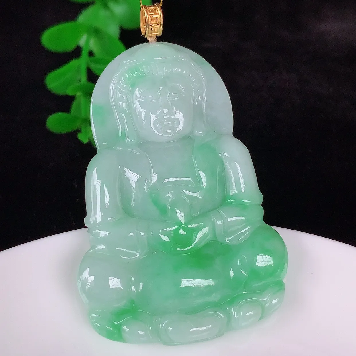 自然光实拍，18K金镶嵌冰糯种飘绿翡翠观音吊坠，赐福翡翠观音，翠色迷人，观音面相端庄，佩戴时尚出众！#35.6整体57*裸石50.6*35.5*5.5