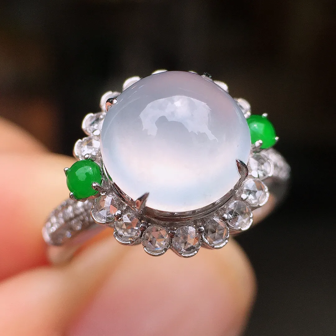 冰种蛋面戒指，玉质细腻，荧光感超
强，饱满水润，气质满满。18k
金豪华镶嵌