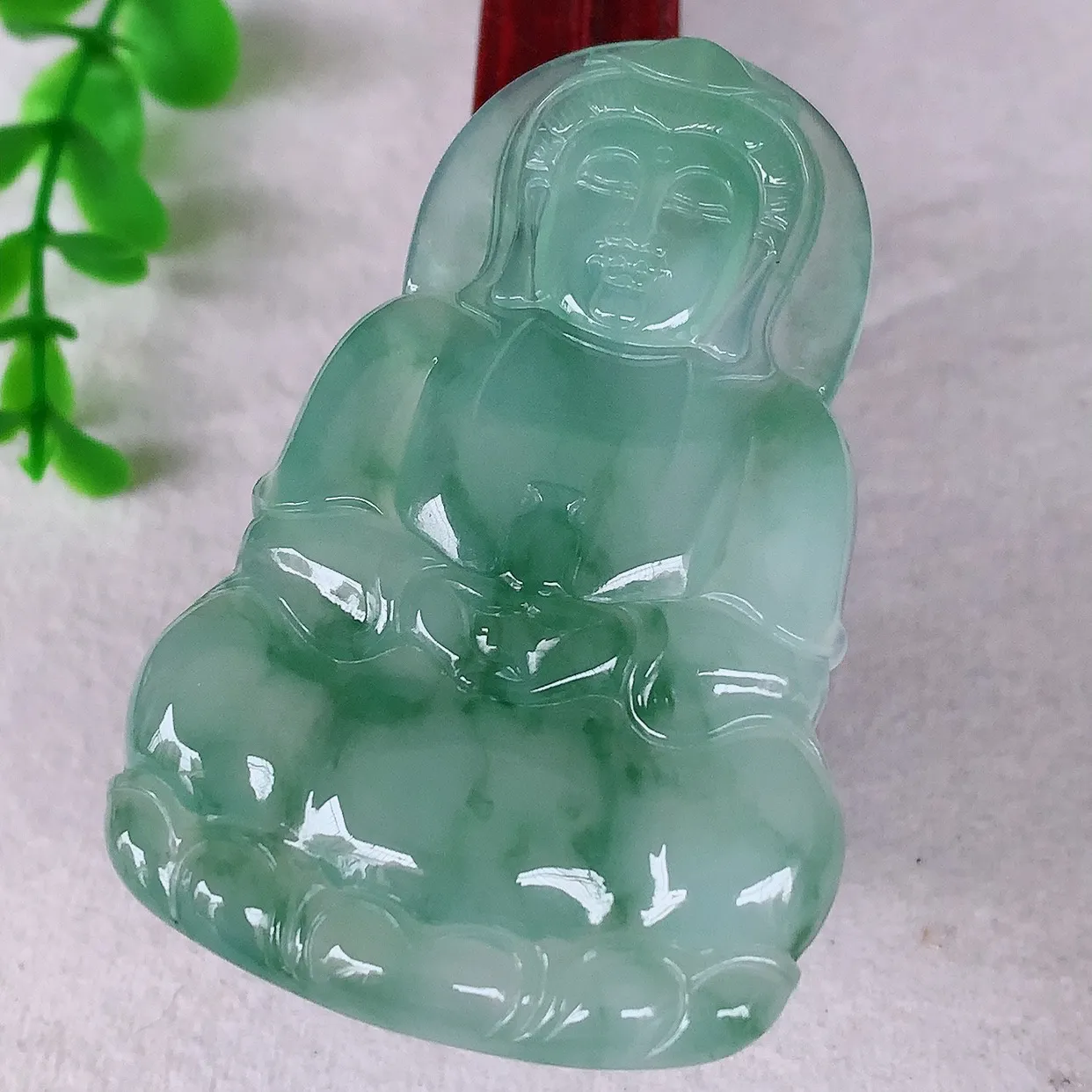 自然光实拍，大件冰种飘花翡翠观音吊坠，赐福翡翠观音，翠色迷人，观音面相端庄，佩戴时尚出众！#68.6