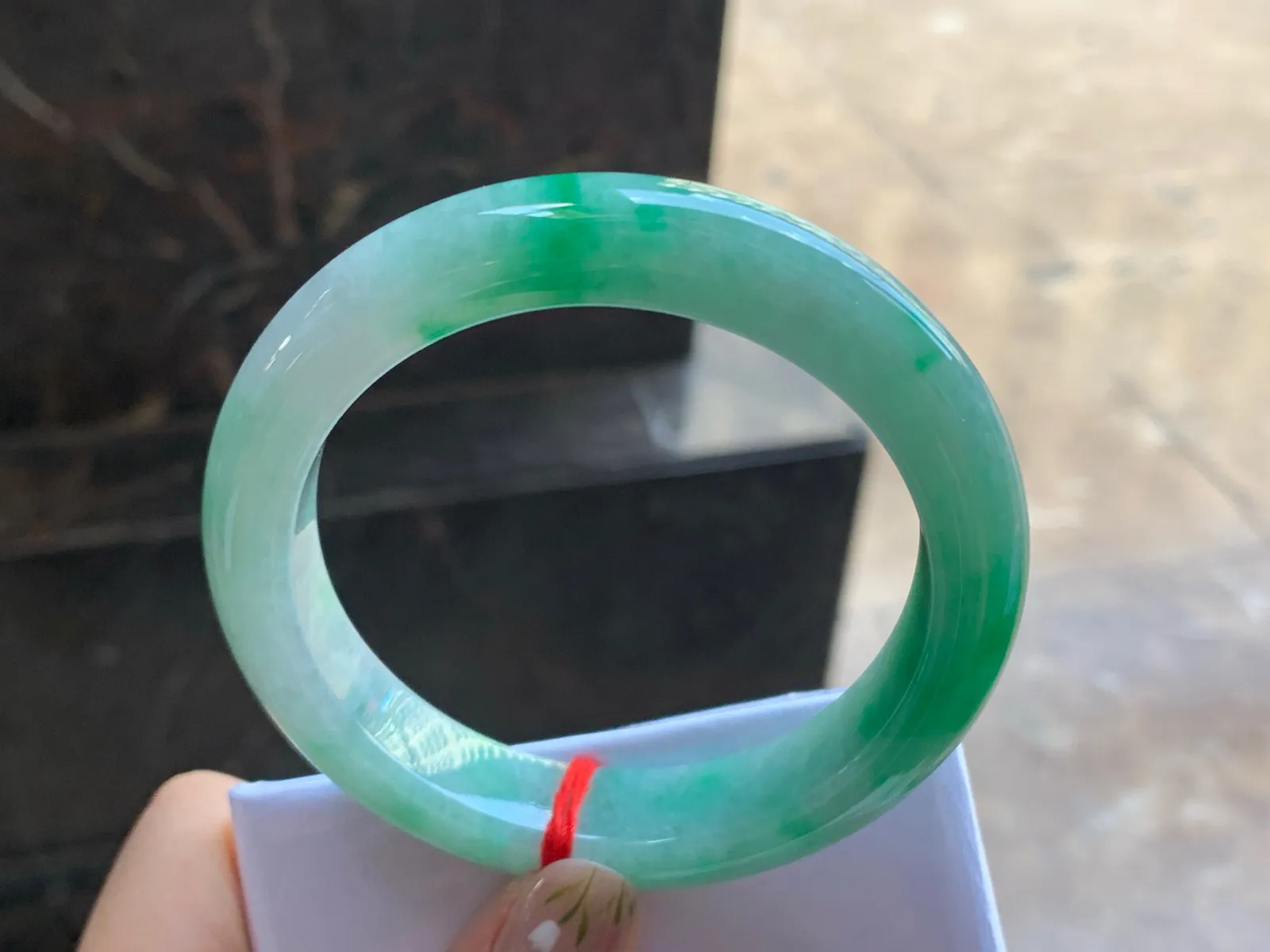 56.5-12.7-9.2

阳绿色手镯^_^色阳 玉质温润 清新细腻