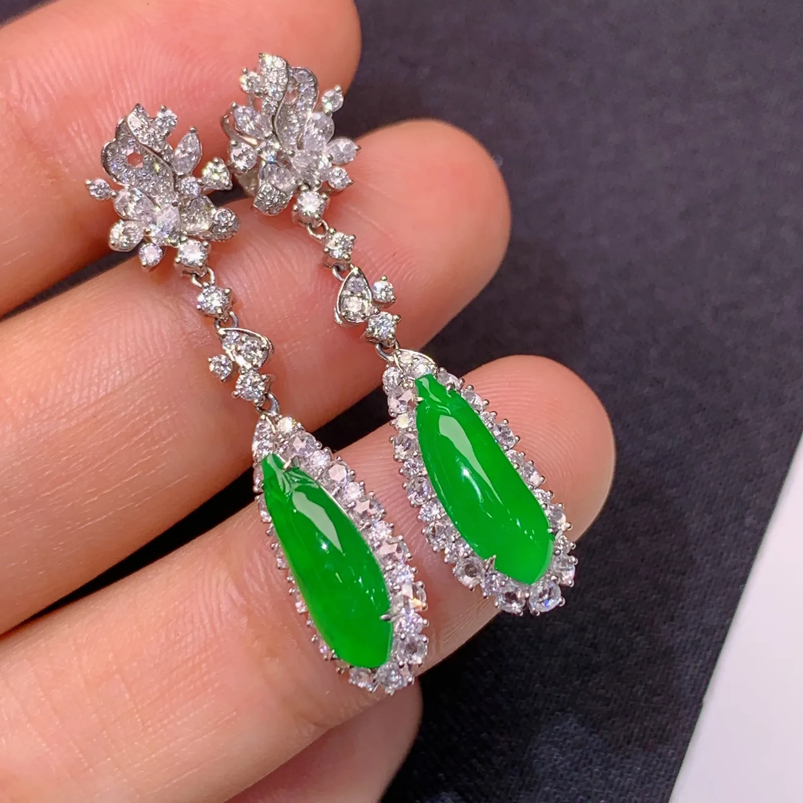 冰种阳绿福瓜耳坠，18k金镶嵌，简约时尚，冰润色阳，种水足 尺寸12.5*4.3*2.1