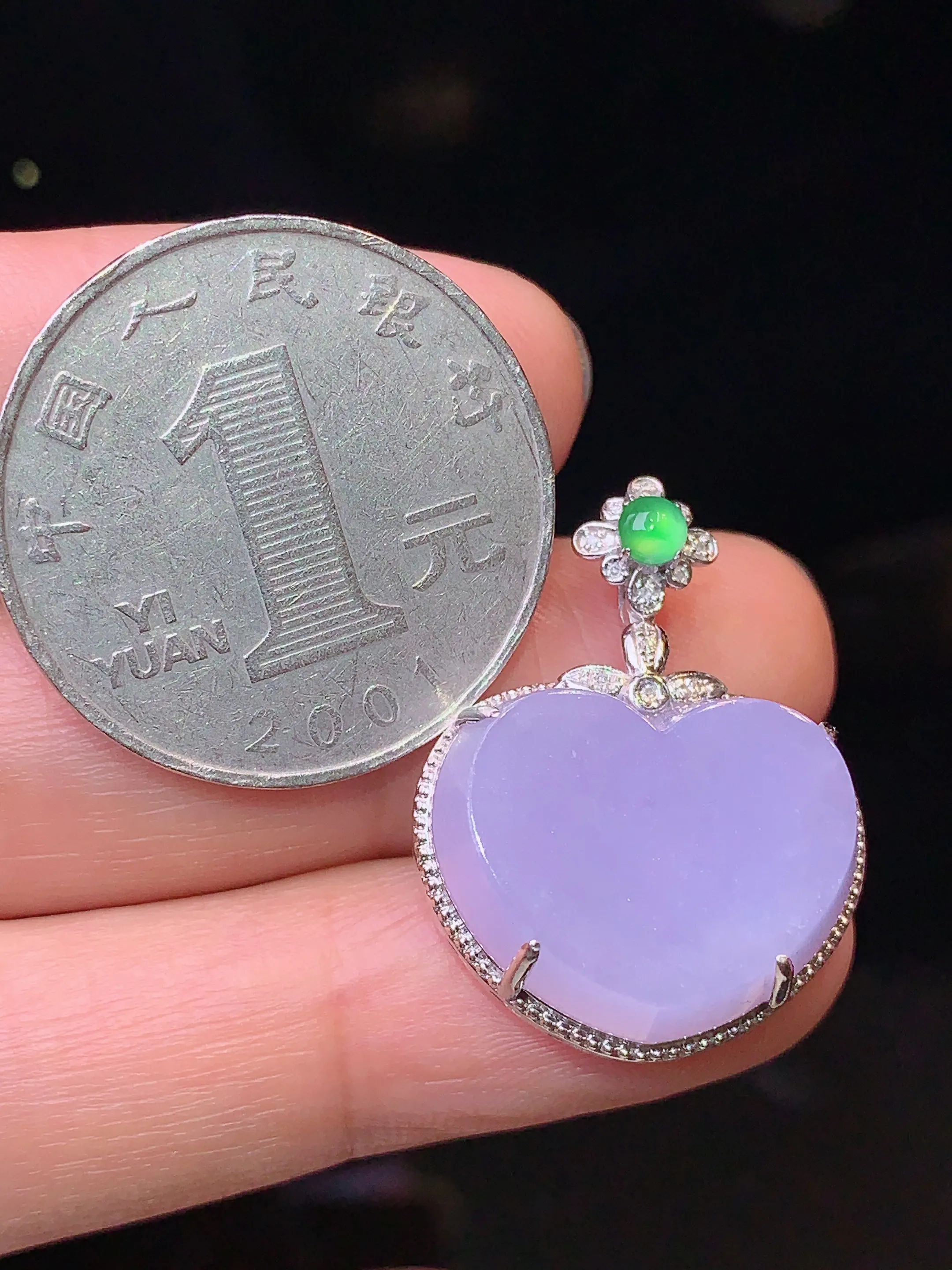 18k金钻镶嵌紫罗兰心形吊坠 玉质细腻 色泽清新艳丽 整体尺寸26.5*20.2*7.3