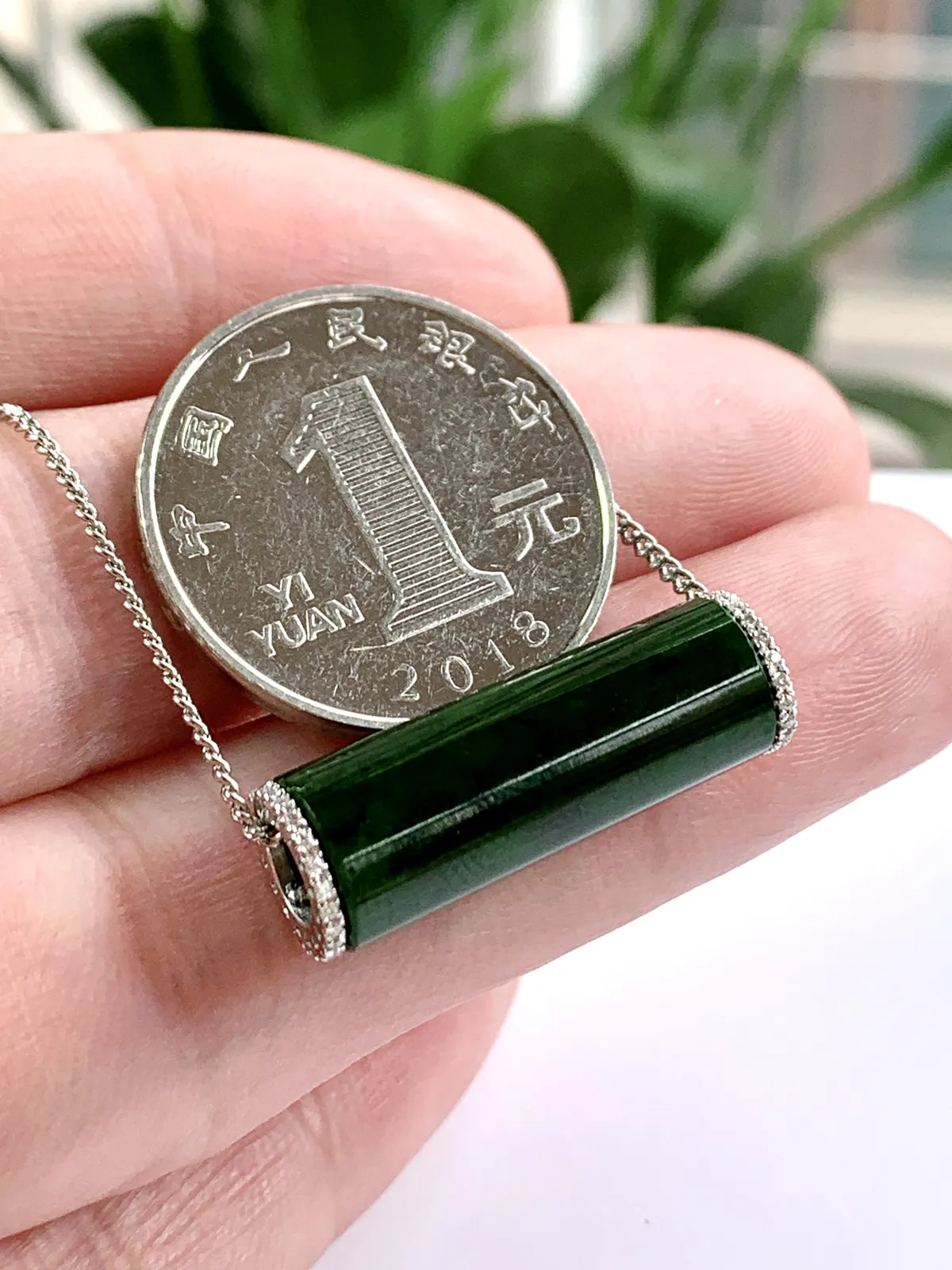 缅甸天然翡翠A货，18K金镶嵌冰种满绿辣绿路路通吊坠挂件，尺寸：整体25.5/8.5mm，祼石23.5/8.5mm重量：3.25g